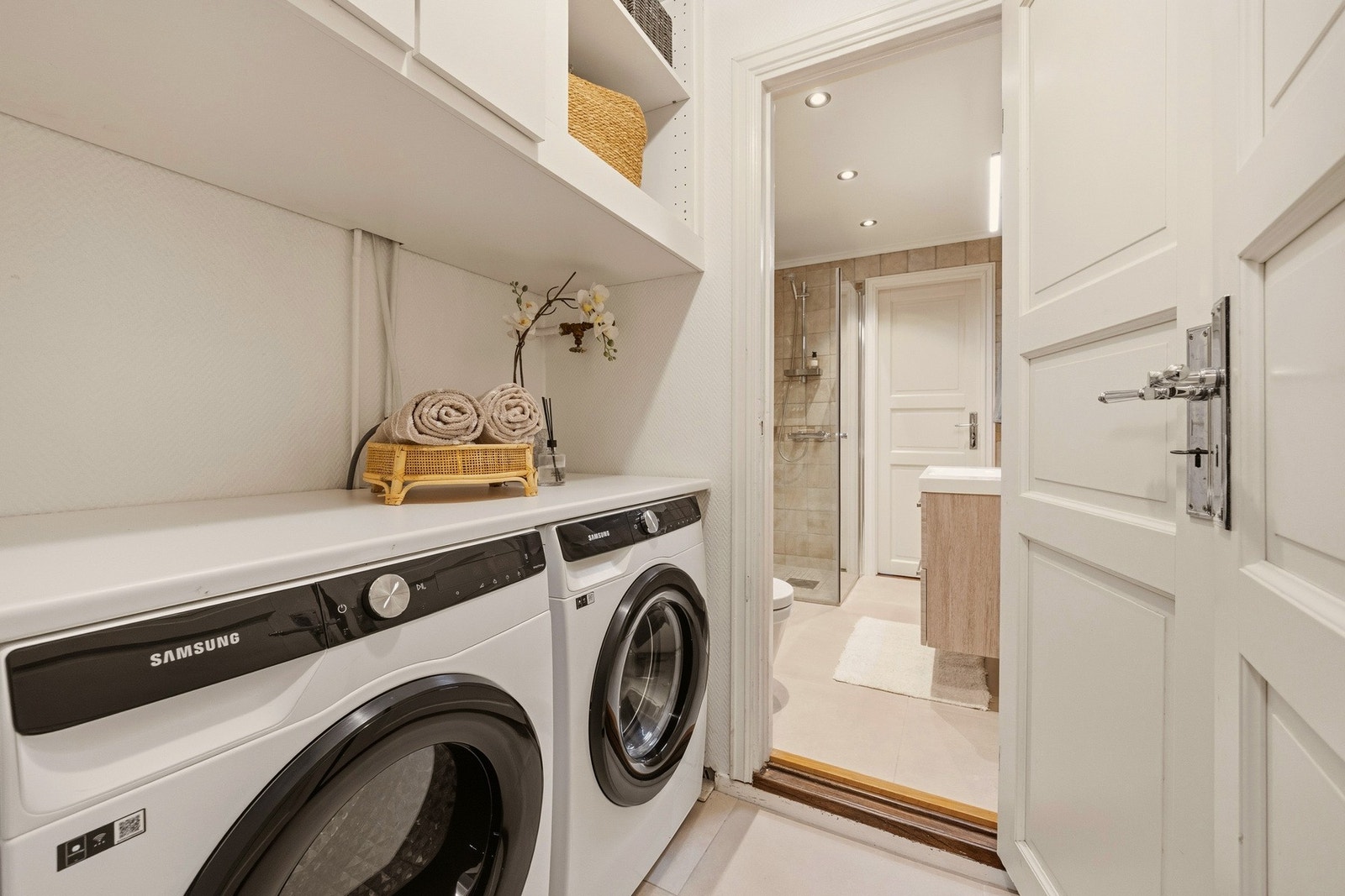 Vaskerommet har opplegg for både vaskemaskin og tørketrommel. Galleribilde