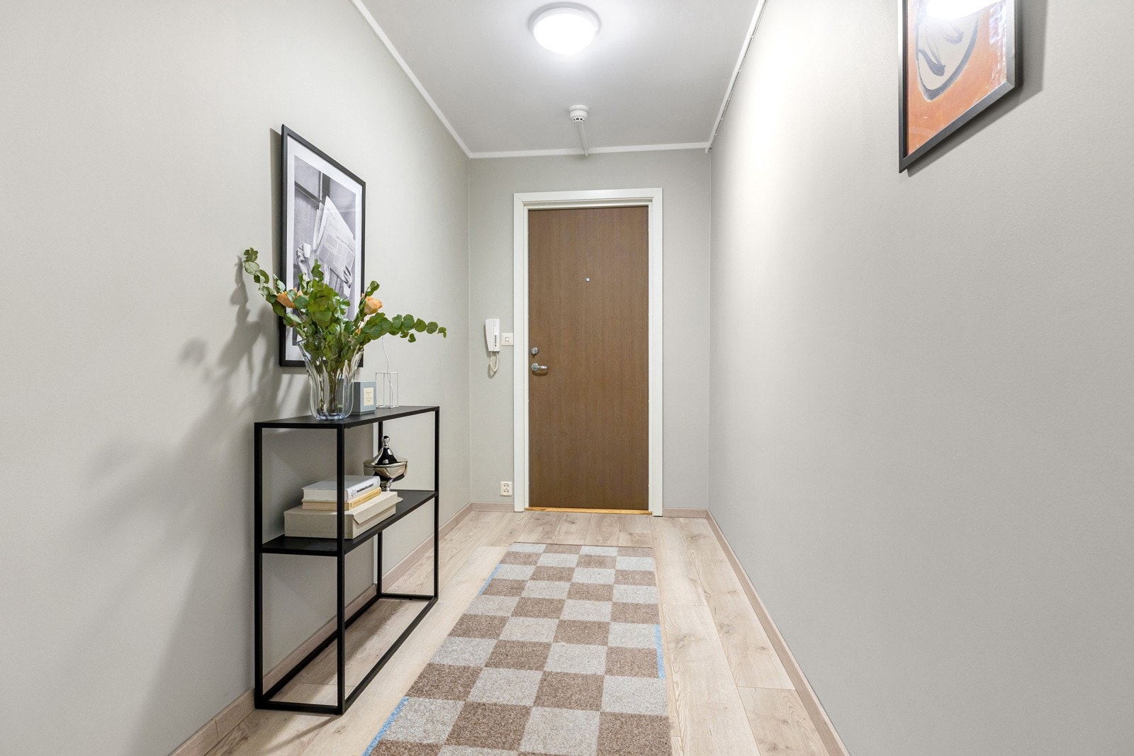 Velkommen inn. Leiligheten ligger i byggets 3. etasje med heisadkomst. Galleribilde