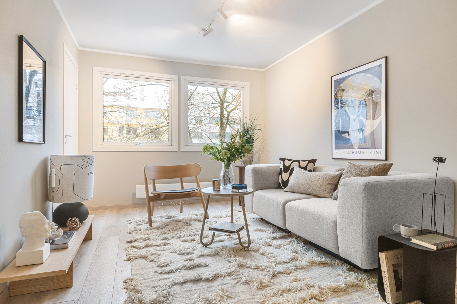 Store vindusflater slipper inn rikelig med naturlig lys. Galleribilde