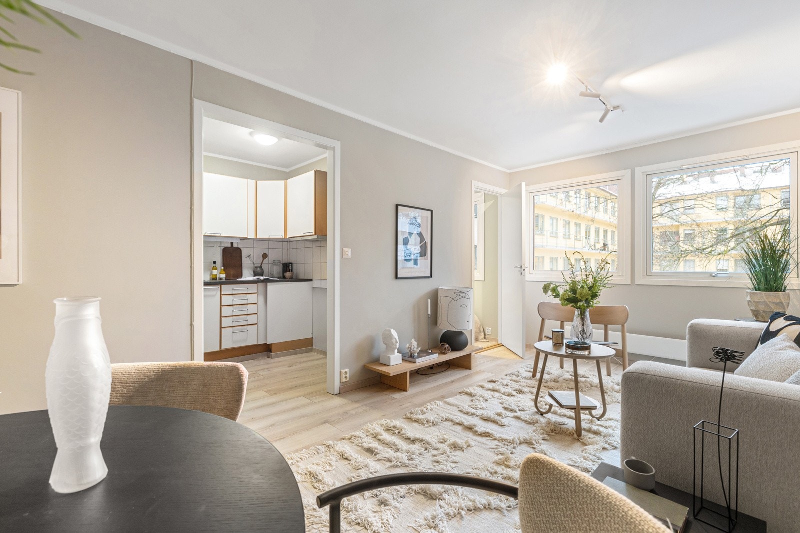 Det er en åpen stue/-kjøkkenløsning som skaper et sosialt oppholdsrom. Galleribilde