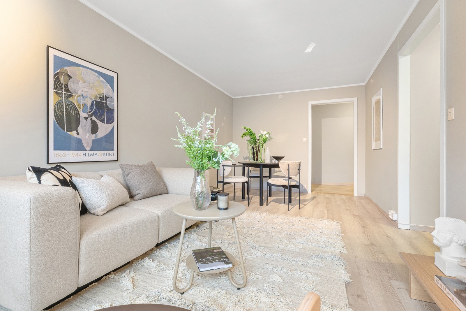 Stuen har god plass til sofagruppe med tilhørende møblement og spisebord. Galleribilde