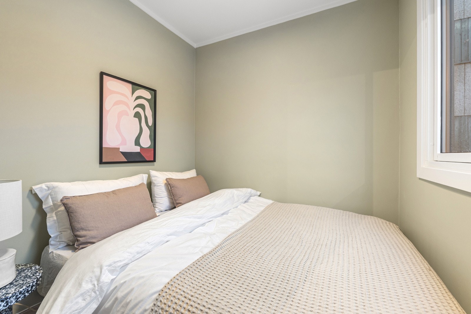 Sovenisje i eget rom vendt mot bakgård. Her er det plass til dobbeltseng. Galleribilde