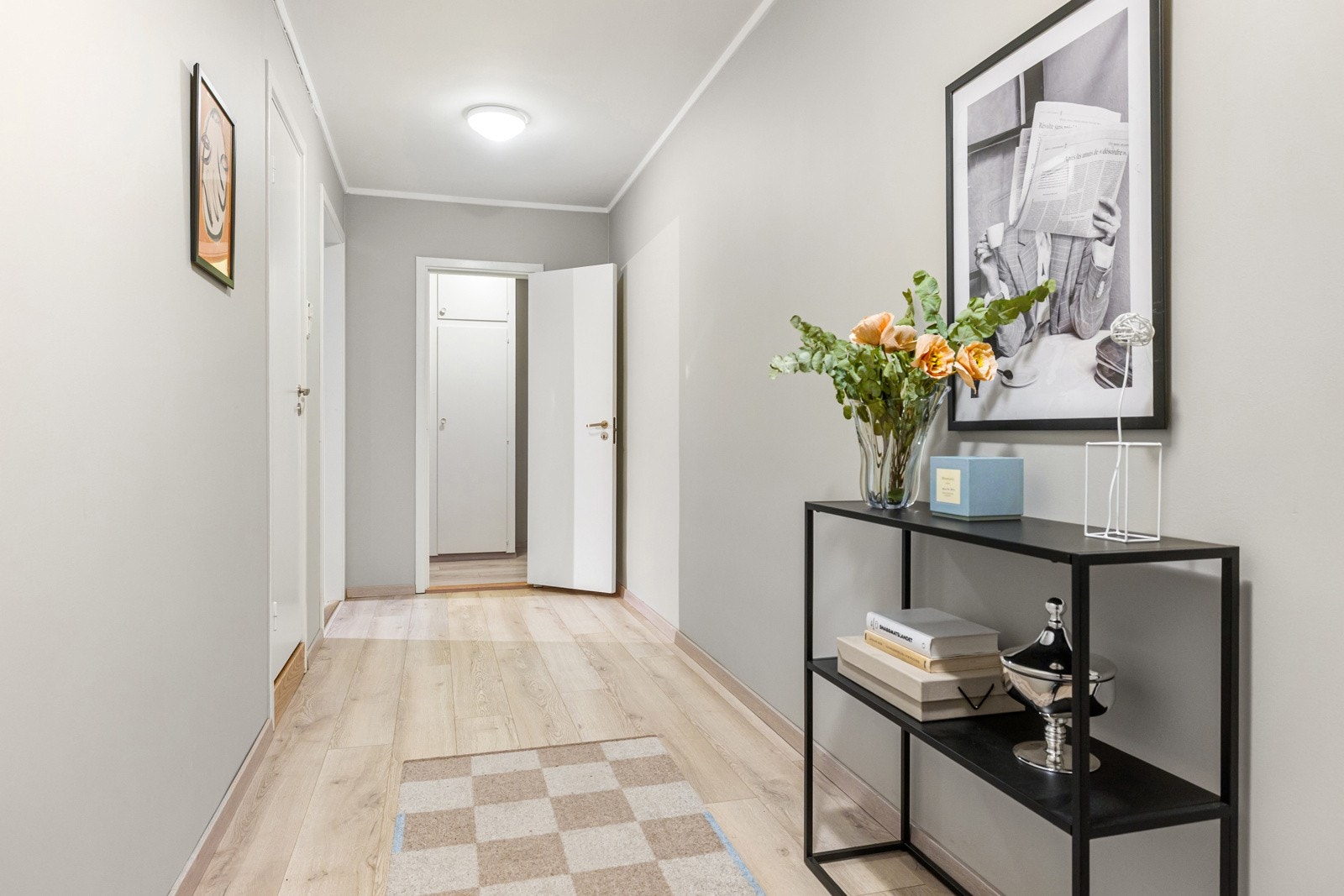 Entréen er lys og romslig, med god plass til sittebenk, skohylle eller kommode. Galleribilde