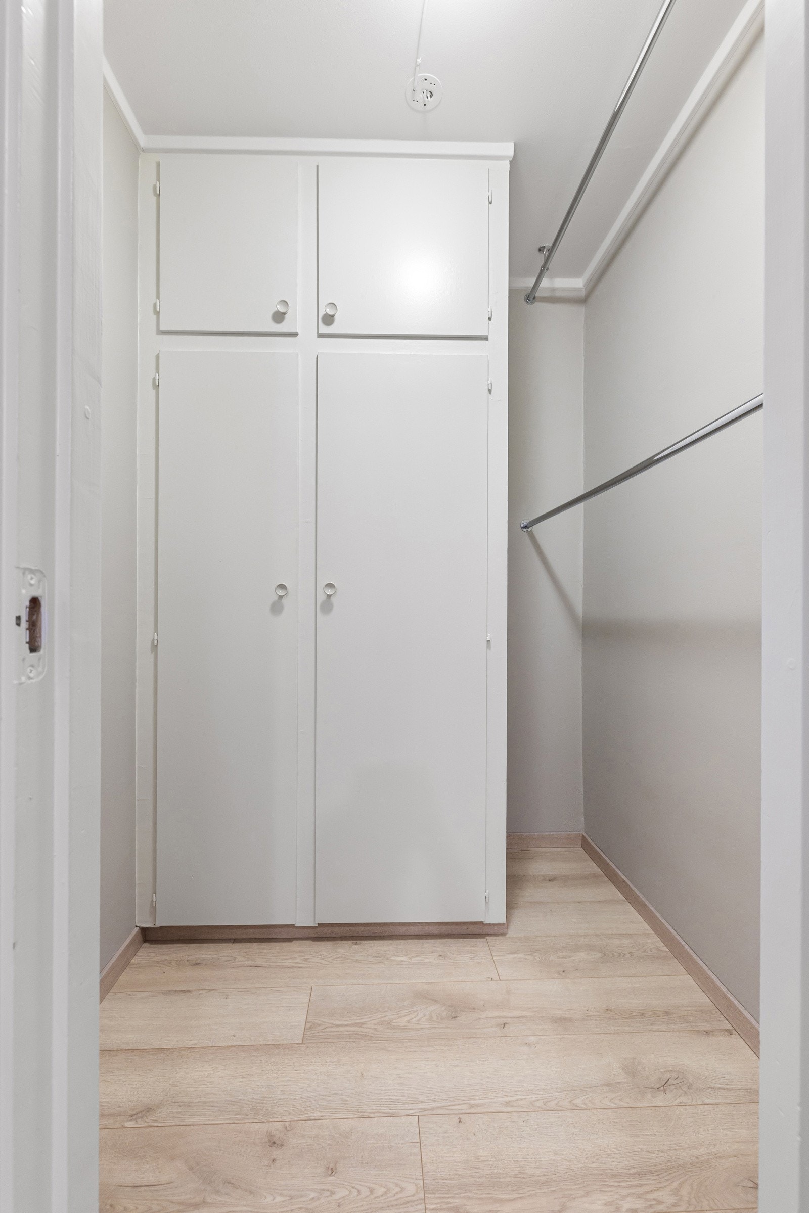 Boden er innredet med garderobeskap og stenger for oppheng av klær. Galleribilde