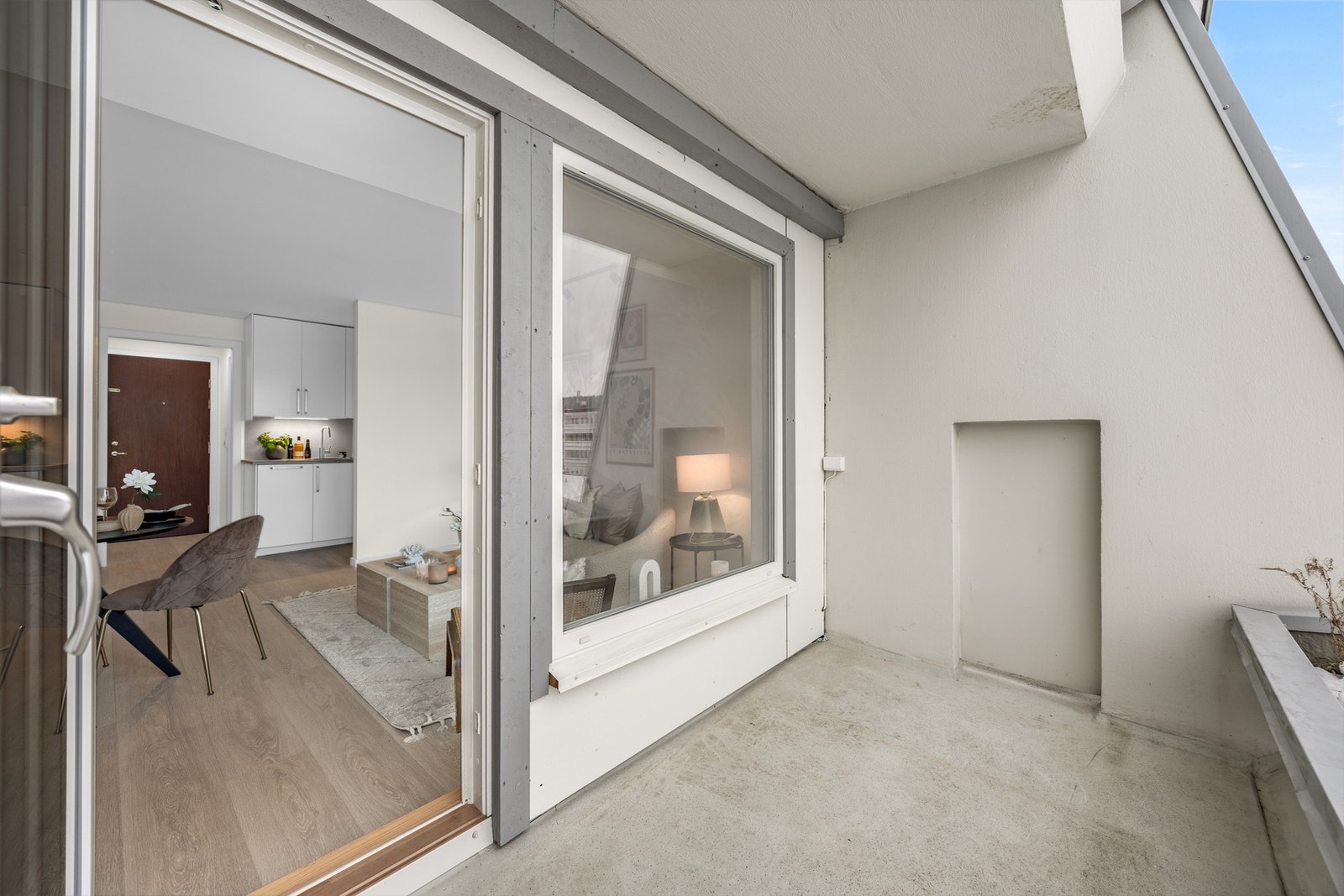 Sørøstvendt terrasse på ca. 5 m² med utgang fra stuen. Gir gode solforhold og en naturlig forlengelse av oppholdsrommet. Galleribilde