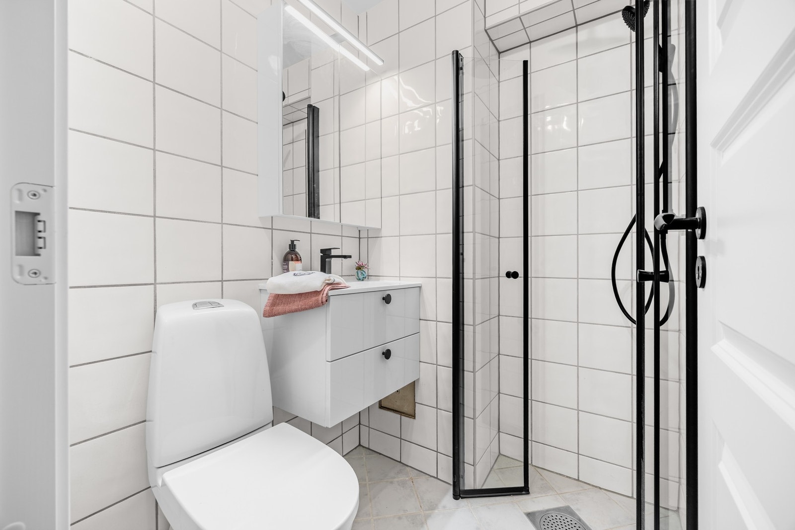 Innredning med glatte fronter gir god oppbevaringsplass, og sanitærutstyret ble fornyet i 2026, noe som gir et velholdt inntrykk. Galleribilde