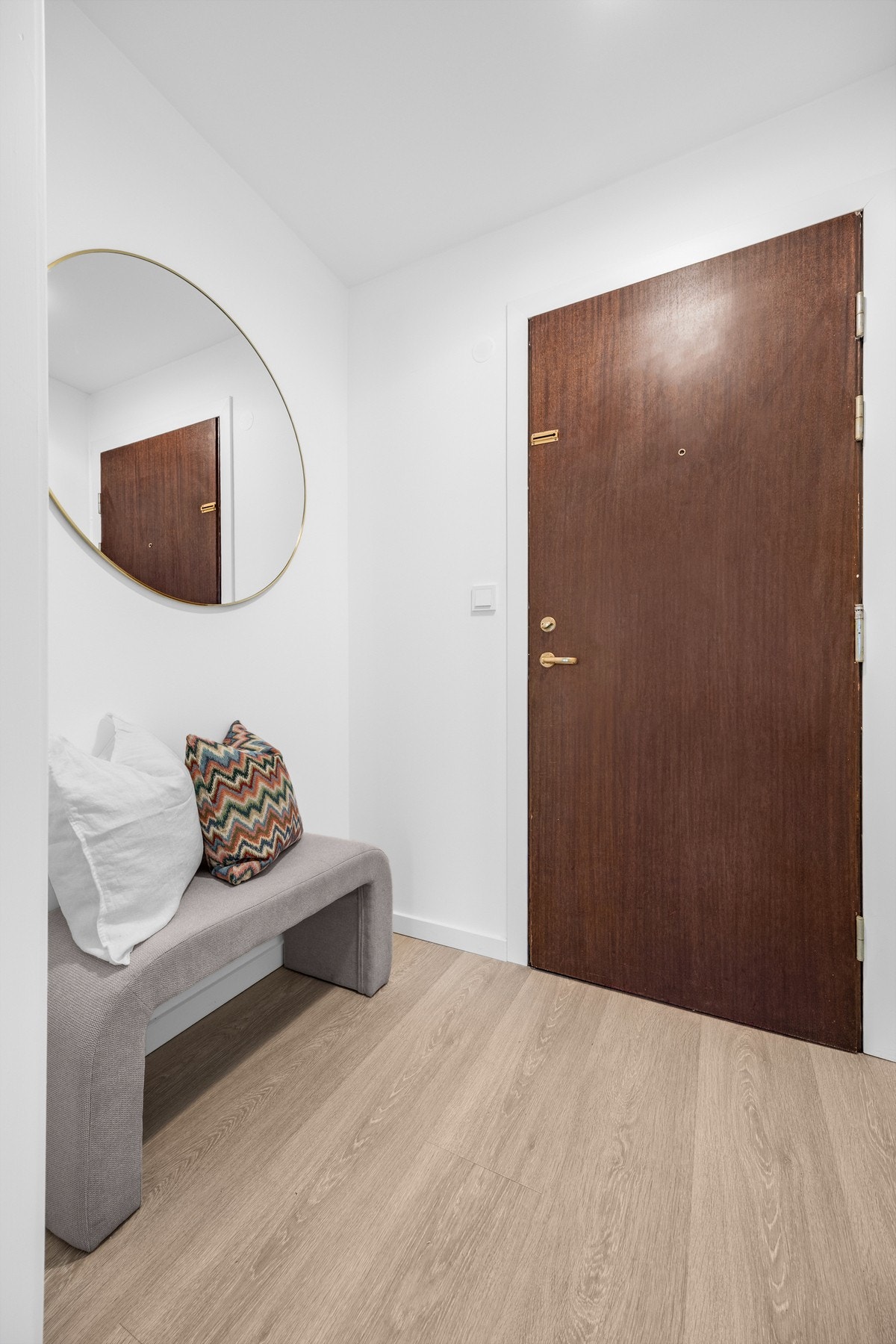 Entré med rom for garderobeløsning og enkel oppbevaring. Galleribilde