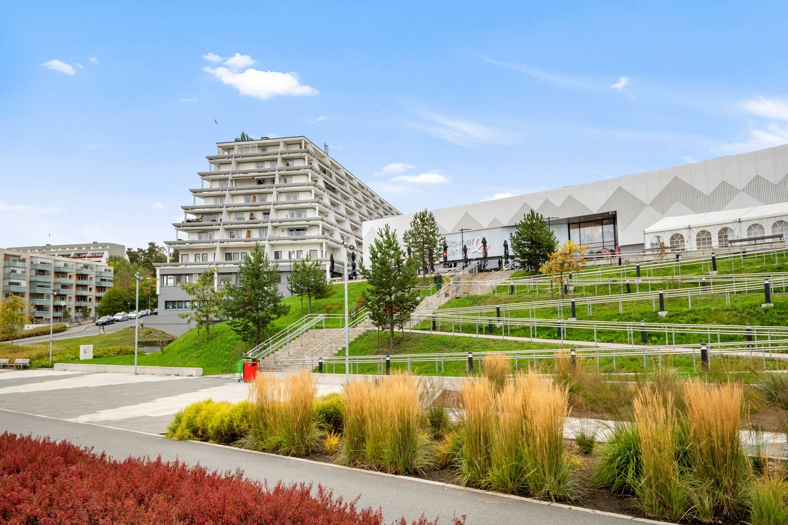 Senteret har satset på serveringssteder og sosiale møteplasser, med blant annet Espresso House, Nishiki Sushi & Wok Stovner, Terrassen Kafé Stovner Senter og Gondol Restaurant & Bar. Galleribilde