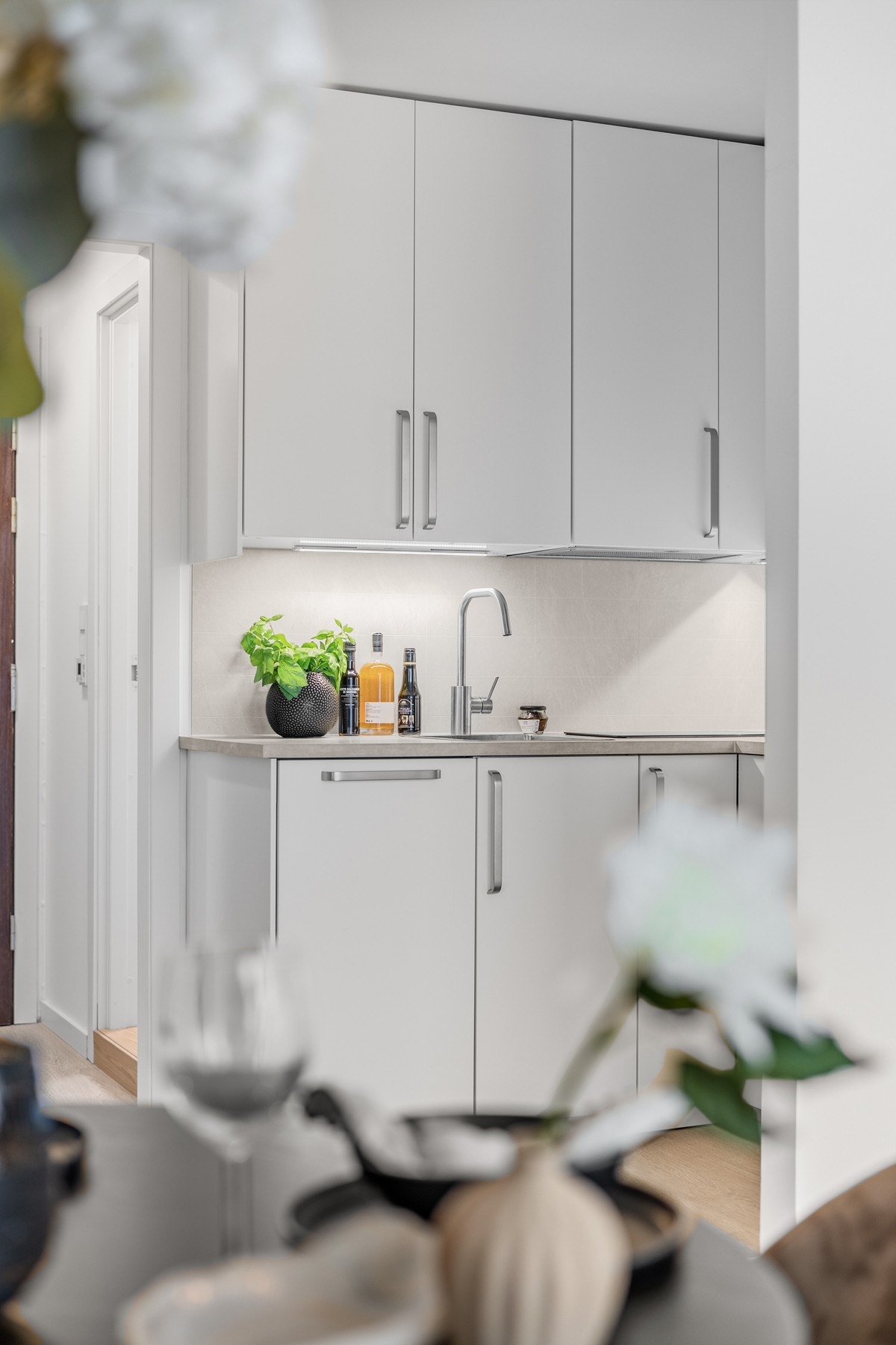 Kjøkkenet har glatte fronter som gir et moderne og rolig preg. Innredningen er fra 2026 og fremstår pent og tidsriktig. Galleribilde