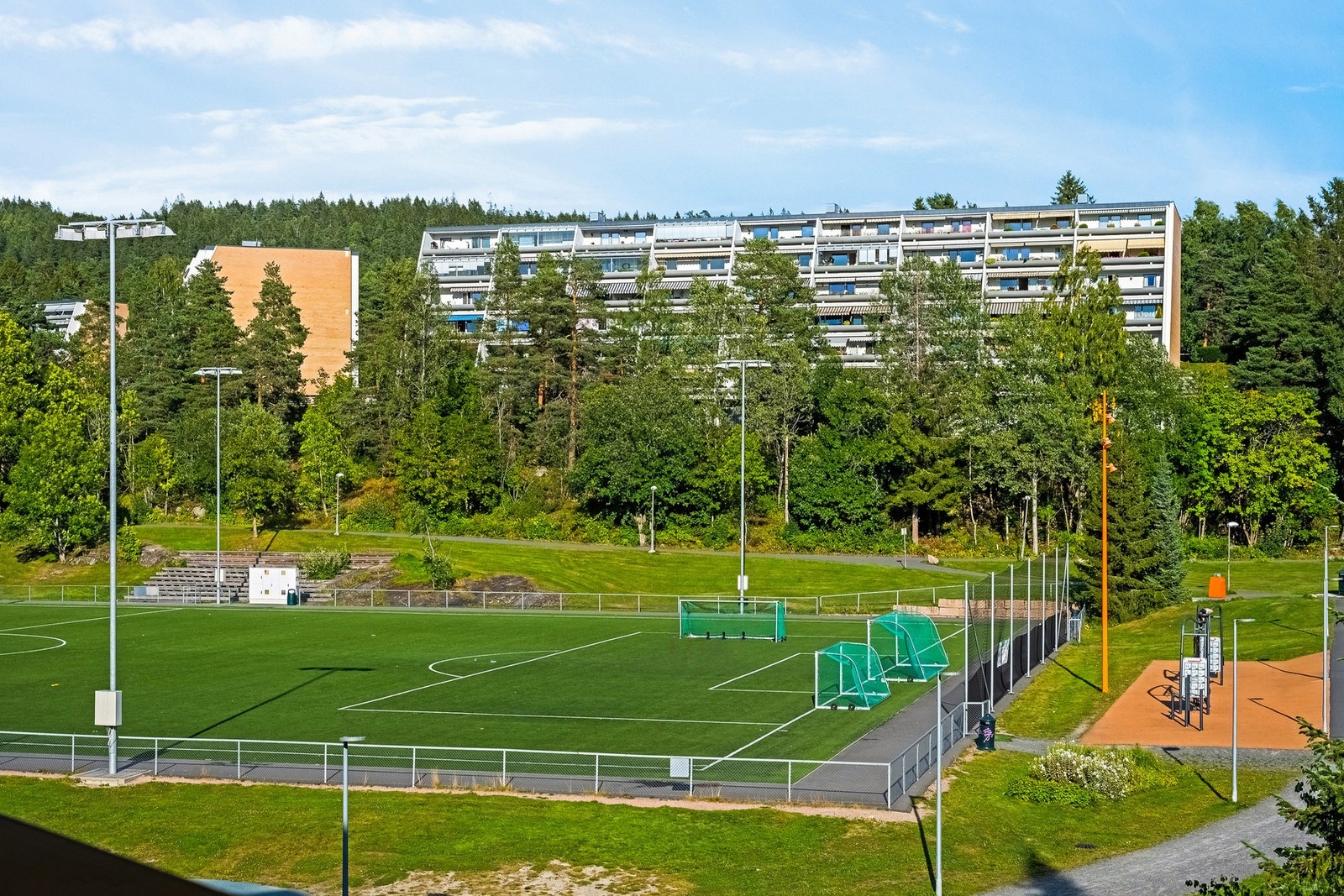 Området byr på gode aktivitetsmuligheter med tur og sykkelstier, slalåmbakke, golfbane, tennisbane og fotballbane. Galleribilde