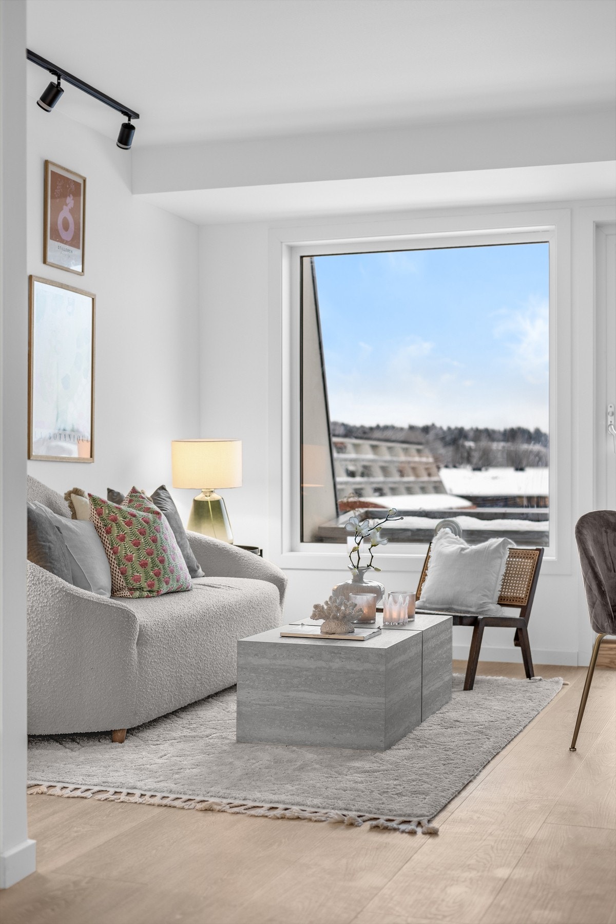 Stuen har en åpen løsning og gode møbleringsmuligheter. Galleribilde