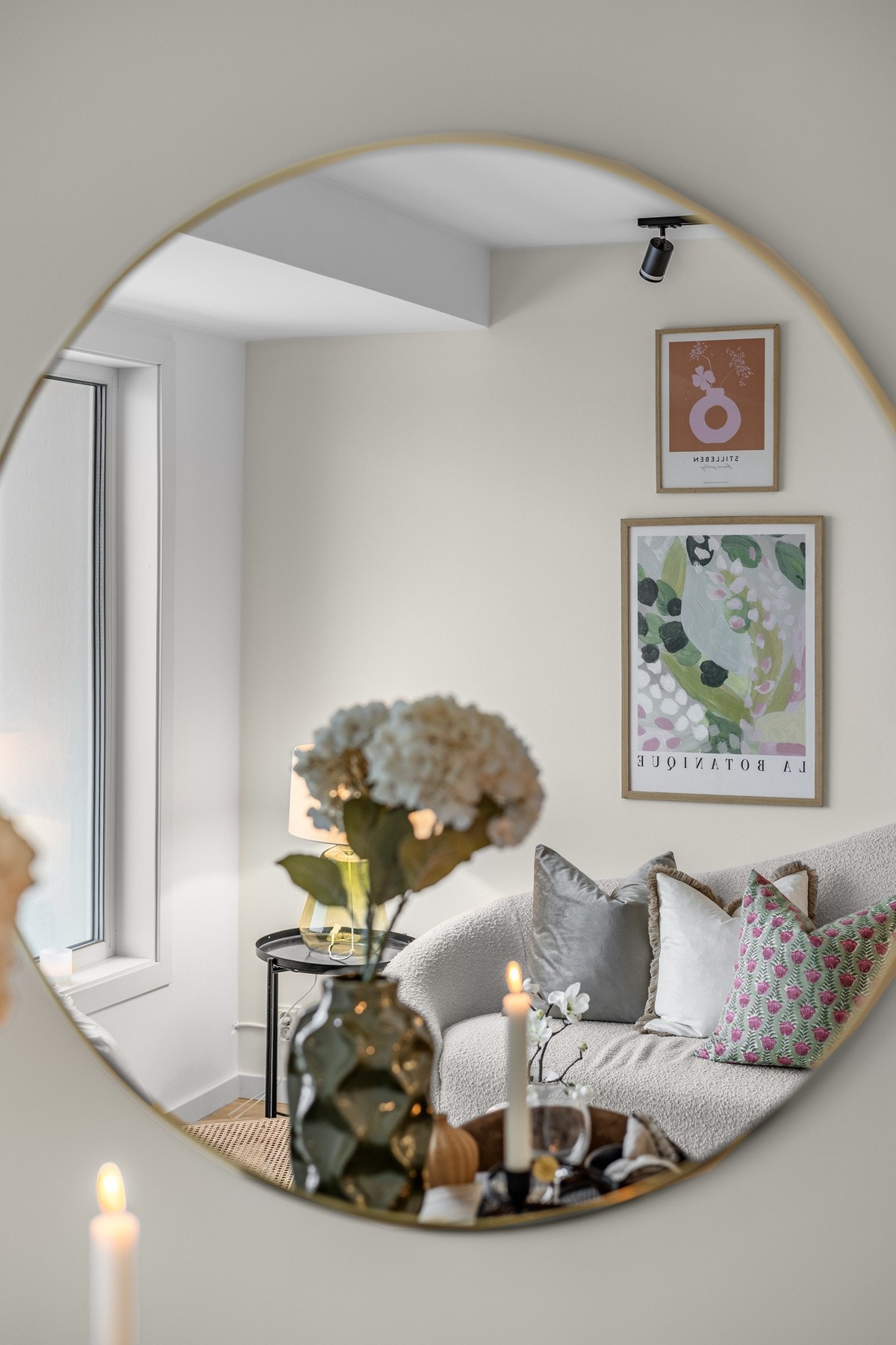 Den åpne stuen har gode møbleringsmuligheter og en lett romfølelse. Boligen ble oppgradert i 2026 og fremstår gjennomgående innbydende. Galleribilde