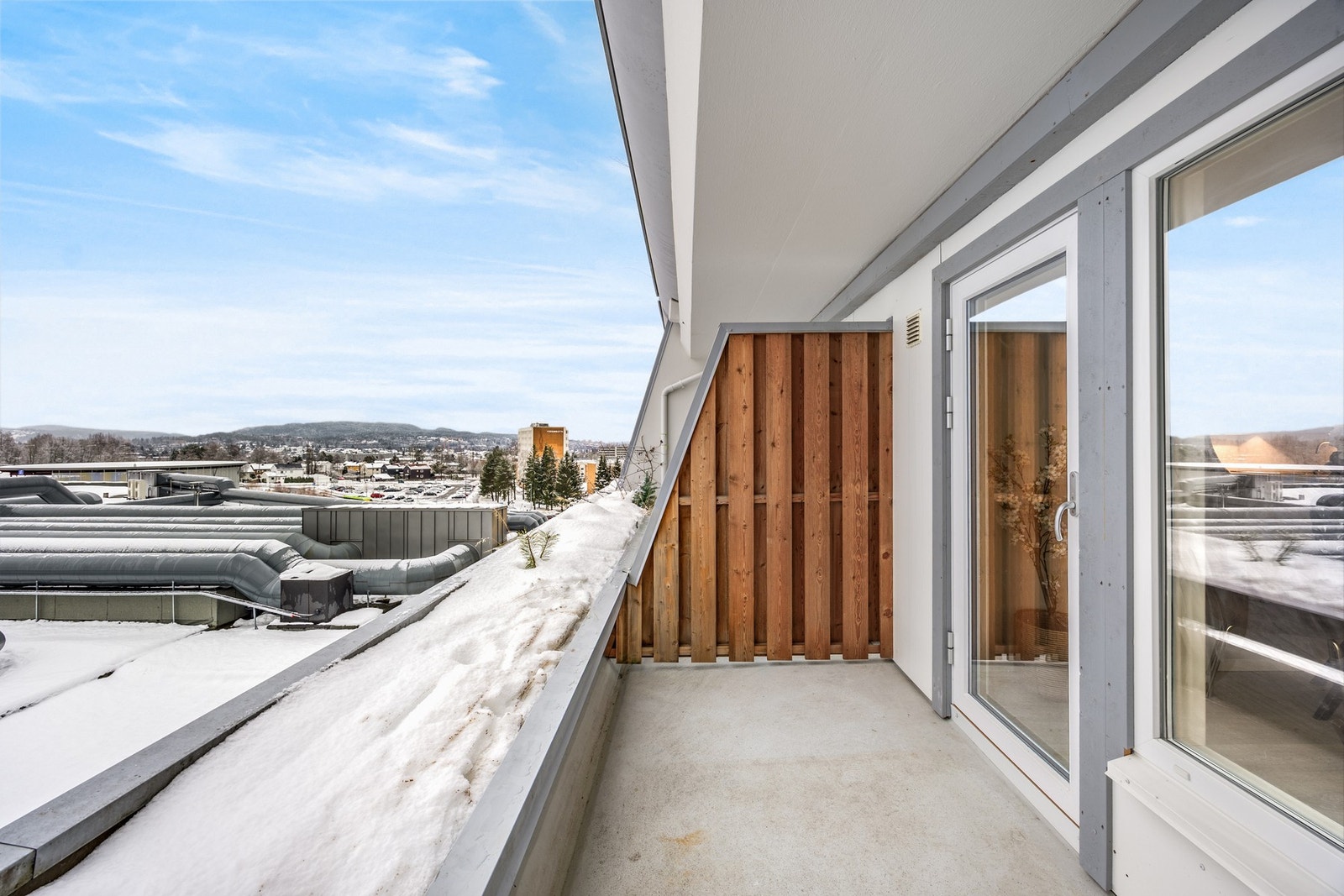 Terrassen i betongkonstruksjon byr på fine solforhold og et hyggelig uteareal for rolige stunder. Galleribilde