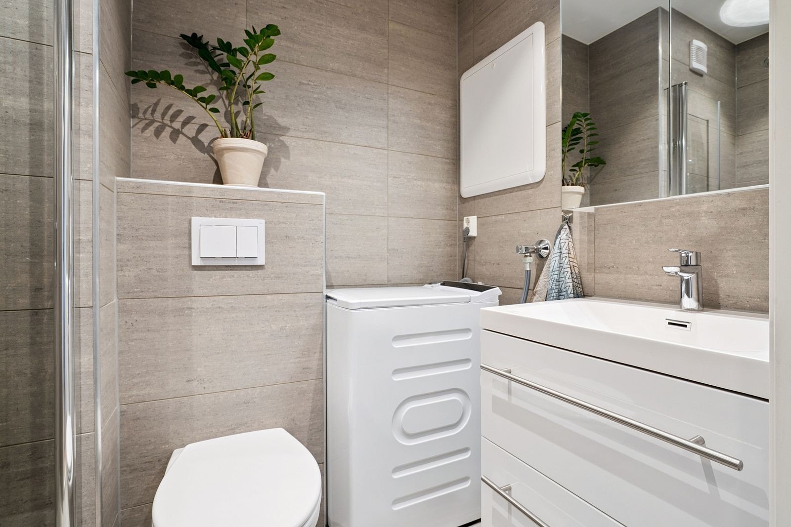 Flislagt bad med vaskemaskin Galleribilde