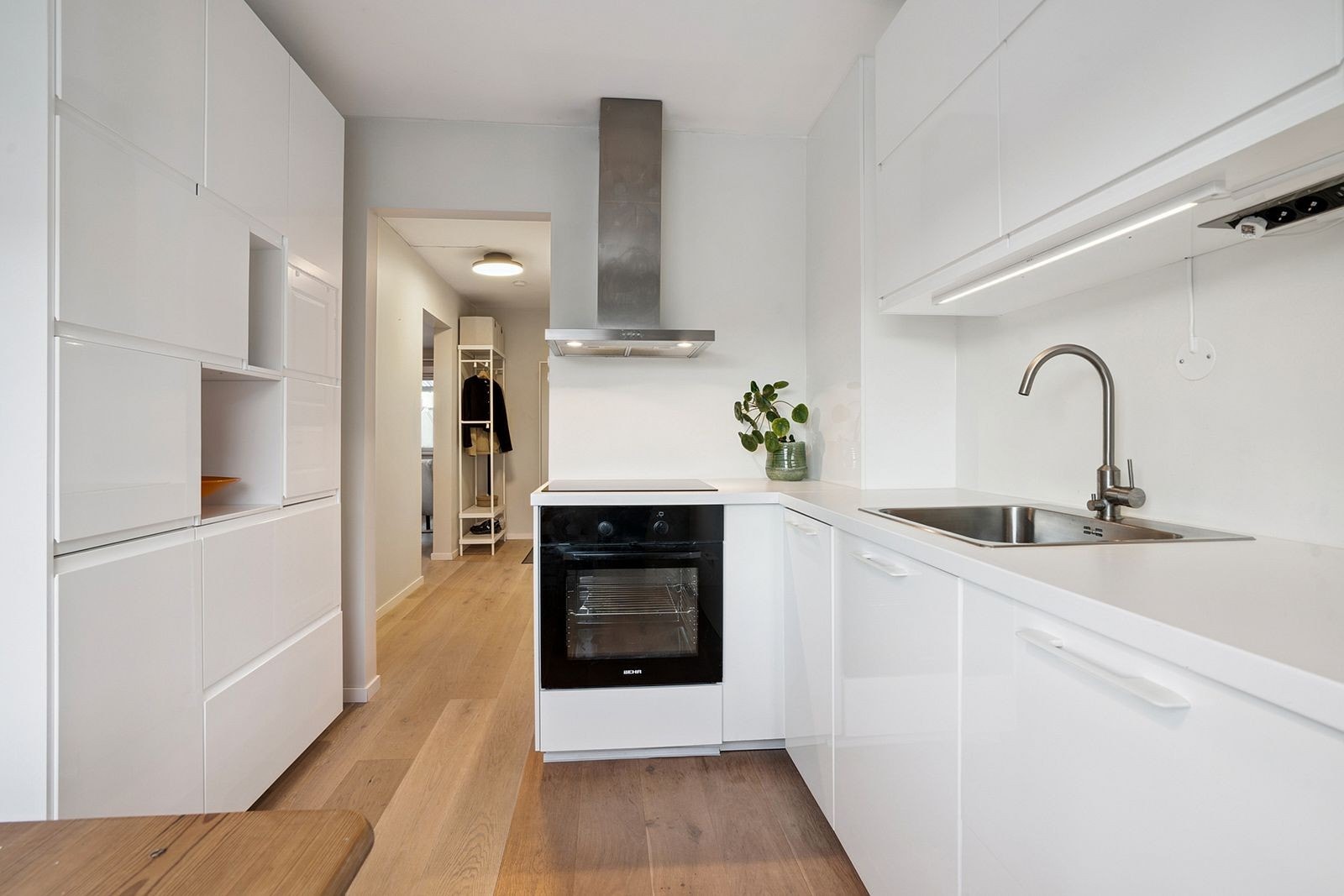 Kjøkken med god skap og benkeplass Galleribilde