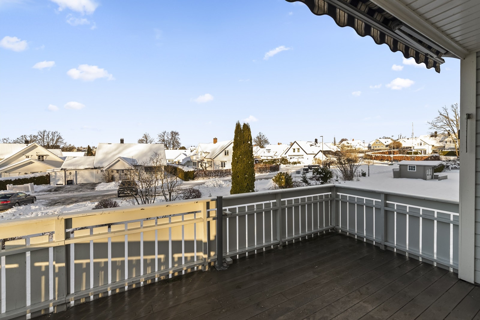 Veranda med utsyn til et hyggelig nabolag Galleribilde