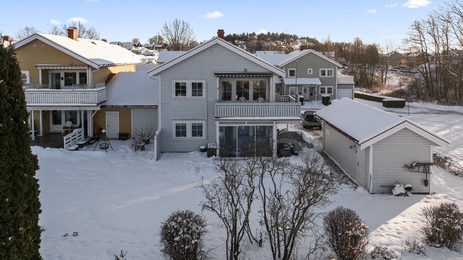 Fasade - fin uteplass på veranda med terrassemarkise Galleribilde