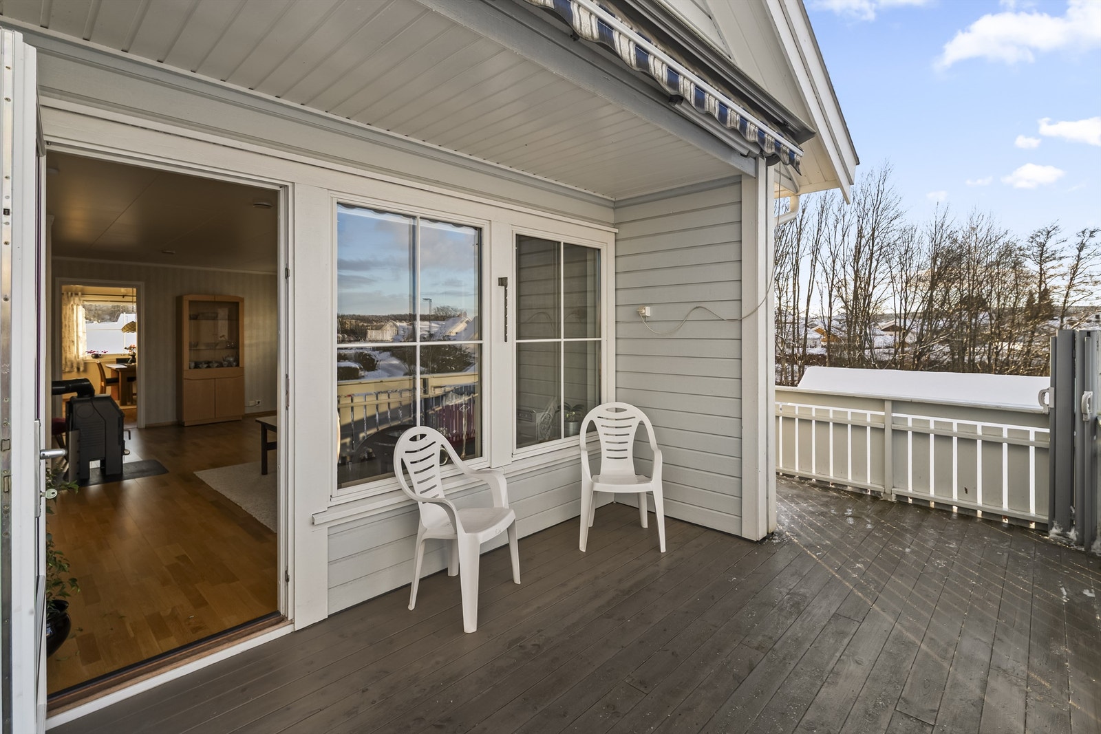 Deilig å rusle ut og inn på verandaen på de fine dagene i sommerhalvåret Galleribilde