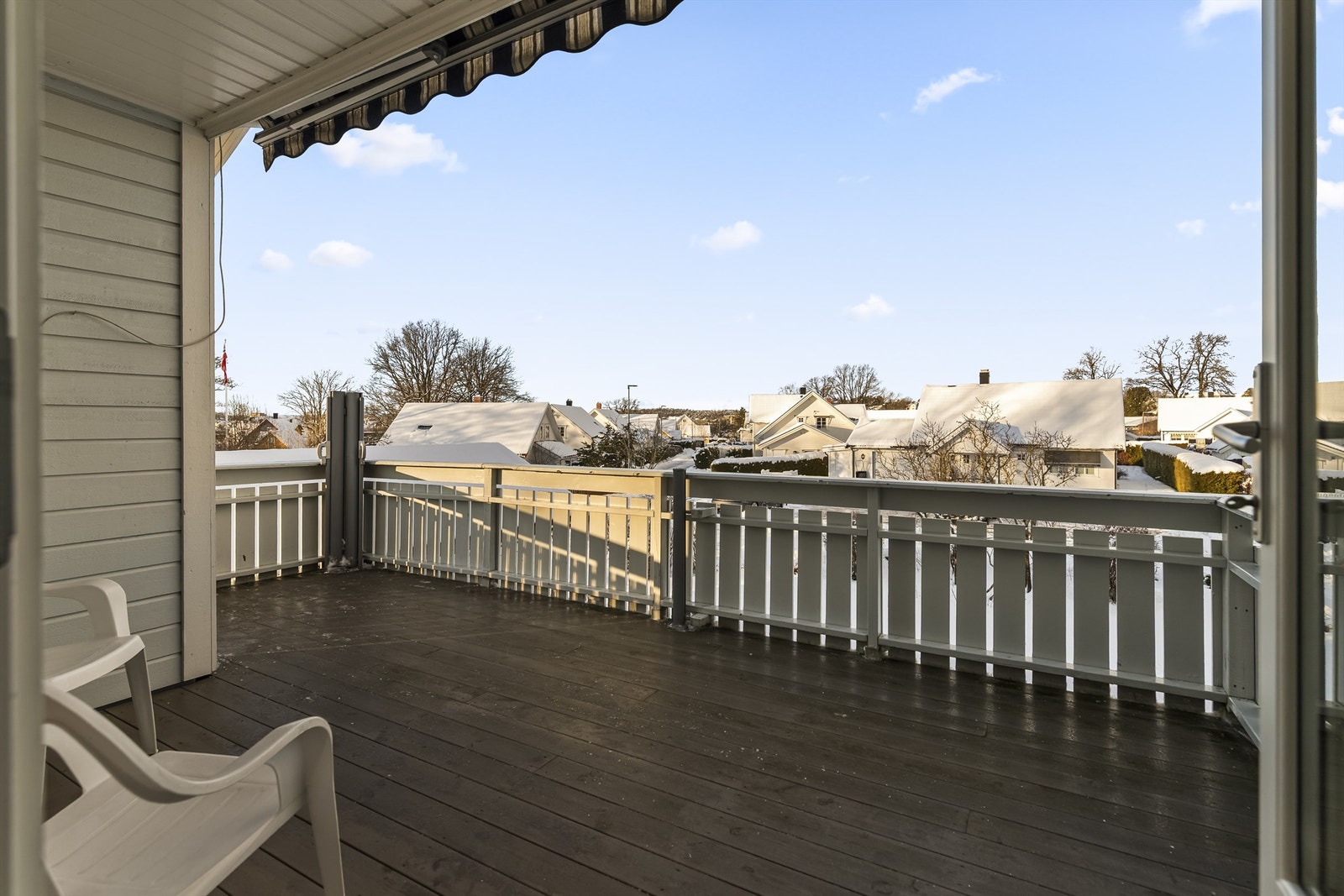 Verandaen er delvis overbygget og har terrassemarkise Galleribilde