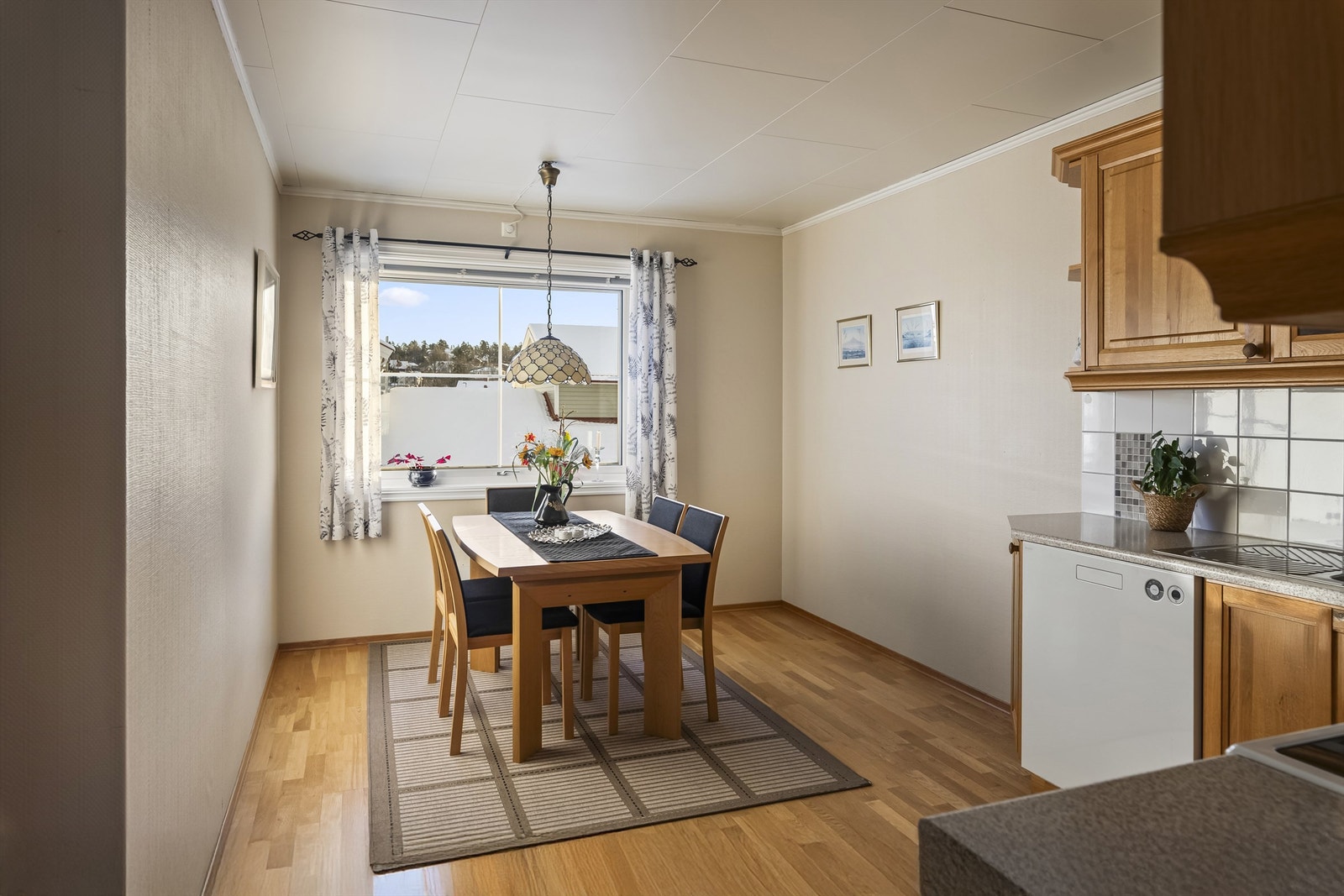 Kjøkken med koselig spiseplass Galleribilde