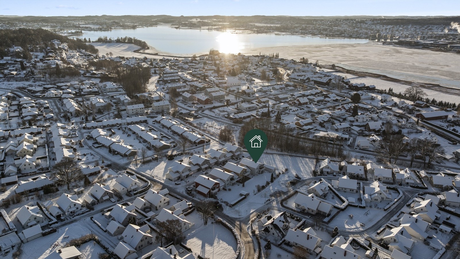 Eiendommen ligger i et attraktivt og barnevennlig boligområde på Råel, som sogner til Presterød skolekrets med Presterød skole og Presterød ungdomsskole på Tolvsrød Galleribilde