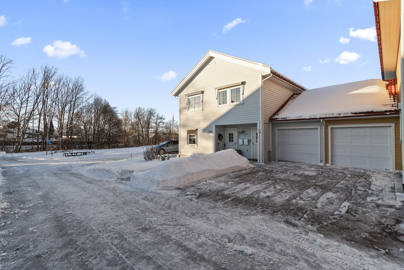 Fasade med inngangsparti og garasje Galleribilde