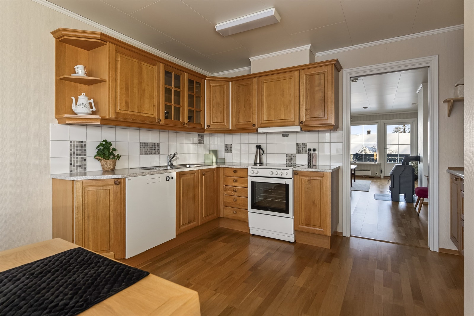 Kjøkkenet har en pen innredning hvor oppvaskmaskin og komfyr medfølger Galleribilde