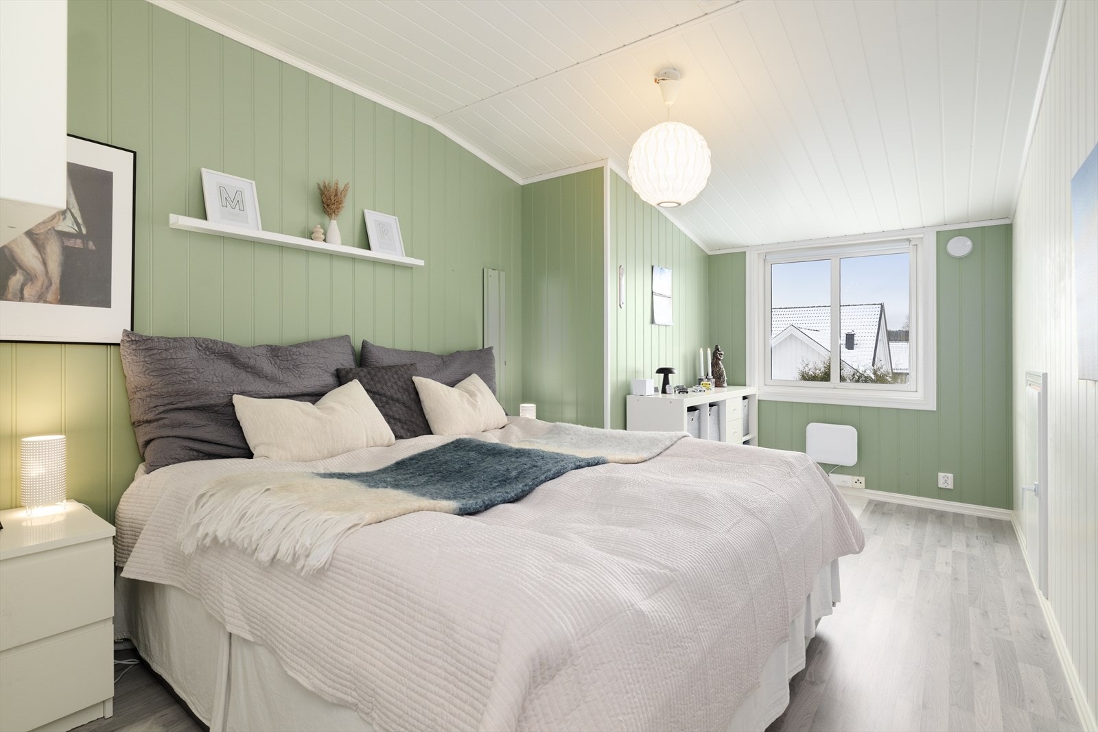 Takløft og ombygging av 2. etasje (loft) ga to nye soverom. Disse er av god størrelse, med pene overflater og god plass til soveromsmøbler. Galleribilde