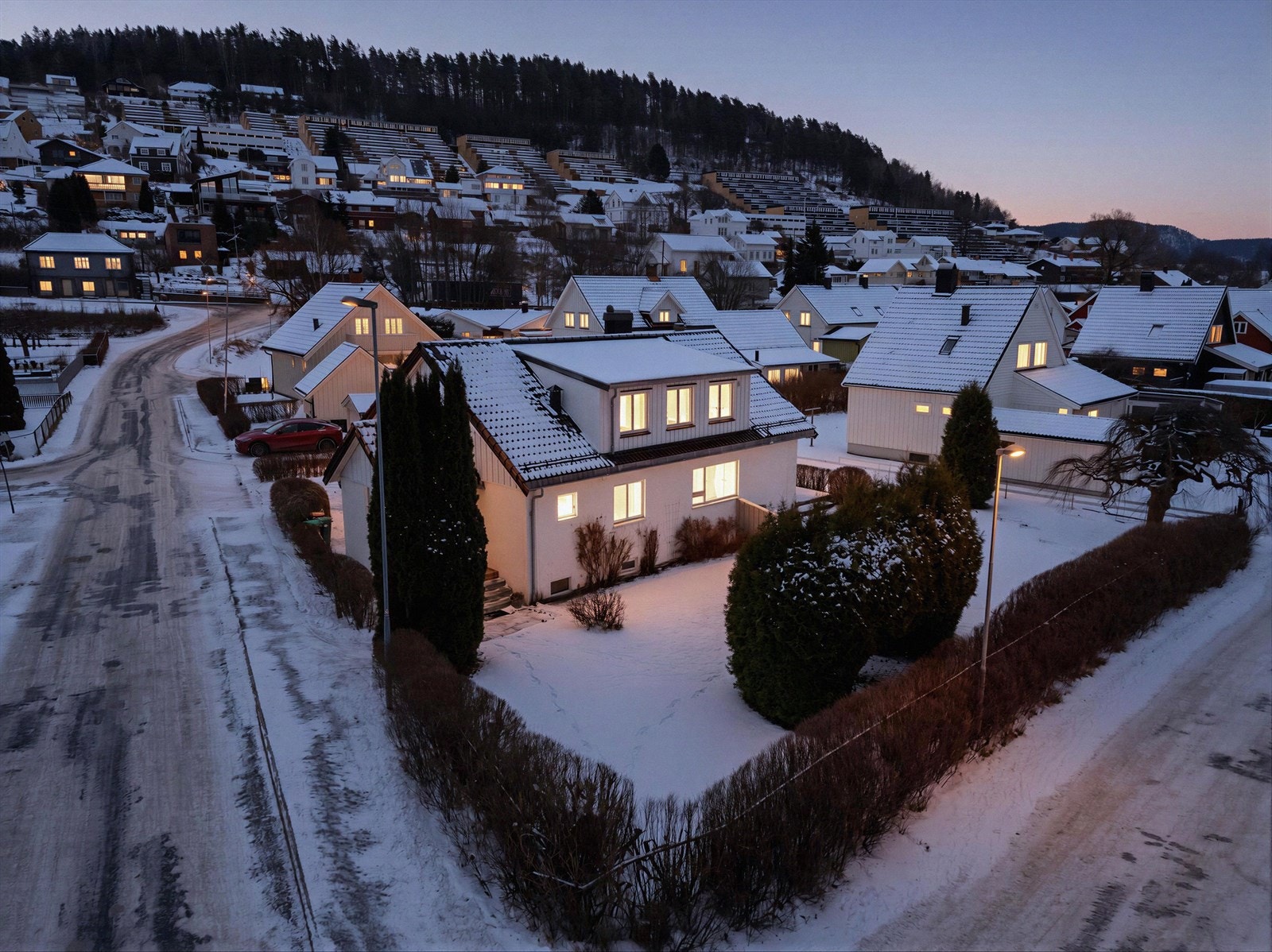 Boligen er vesentlig påkostet i perioden 2016 til 2018. Bildet er redigert for å fremheve stemningen på kveldstid. Faktiske lysforhold kan variere. Galleribilde