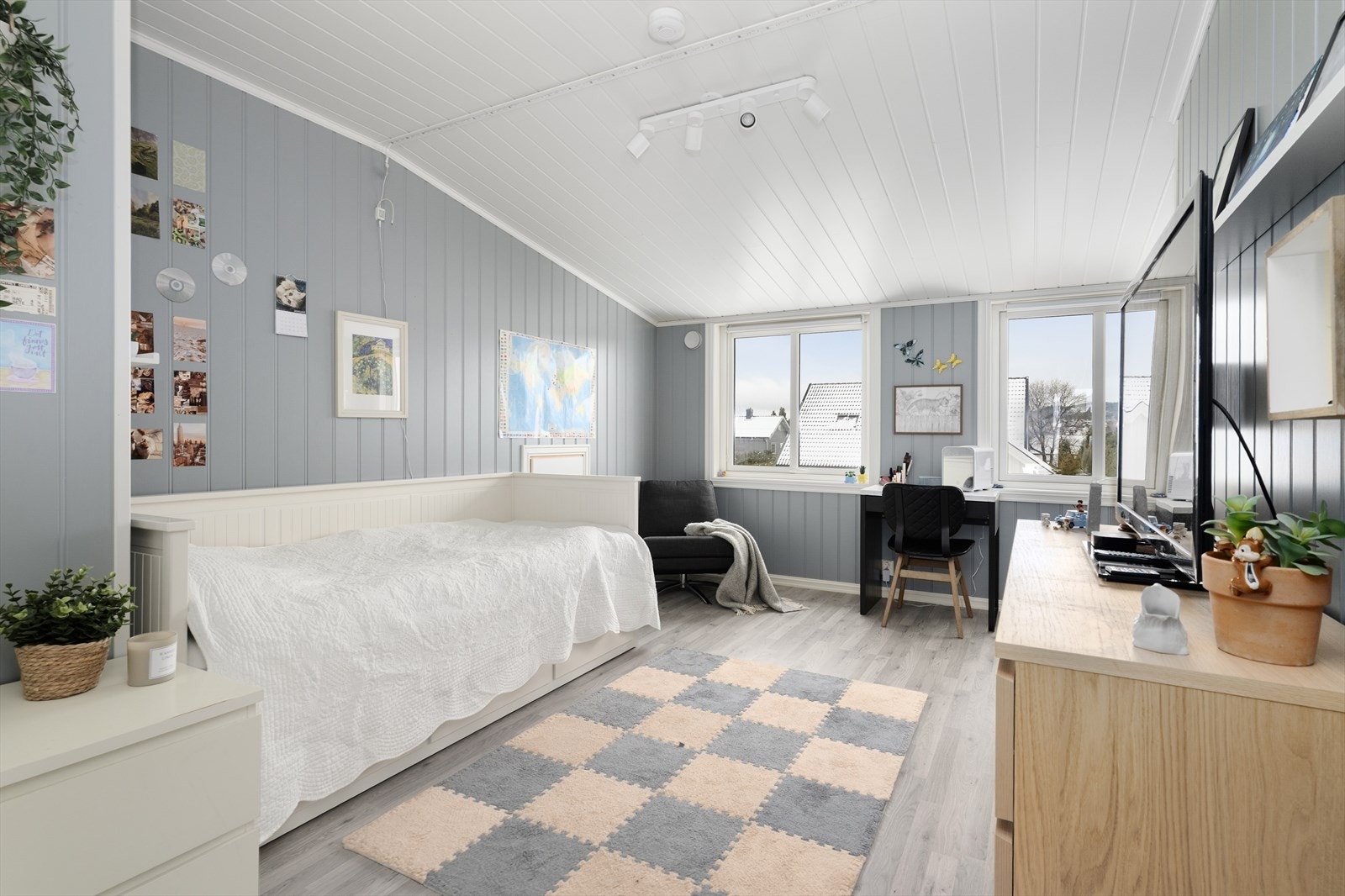 De to nye soverommene i 2. etasje har begge laminat på gulv og malte panelplater på vegger, samt malt MDF panel i tak. Galleribilde