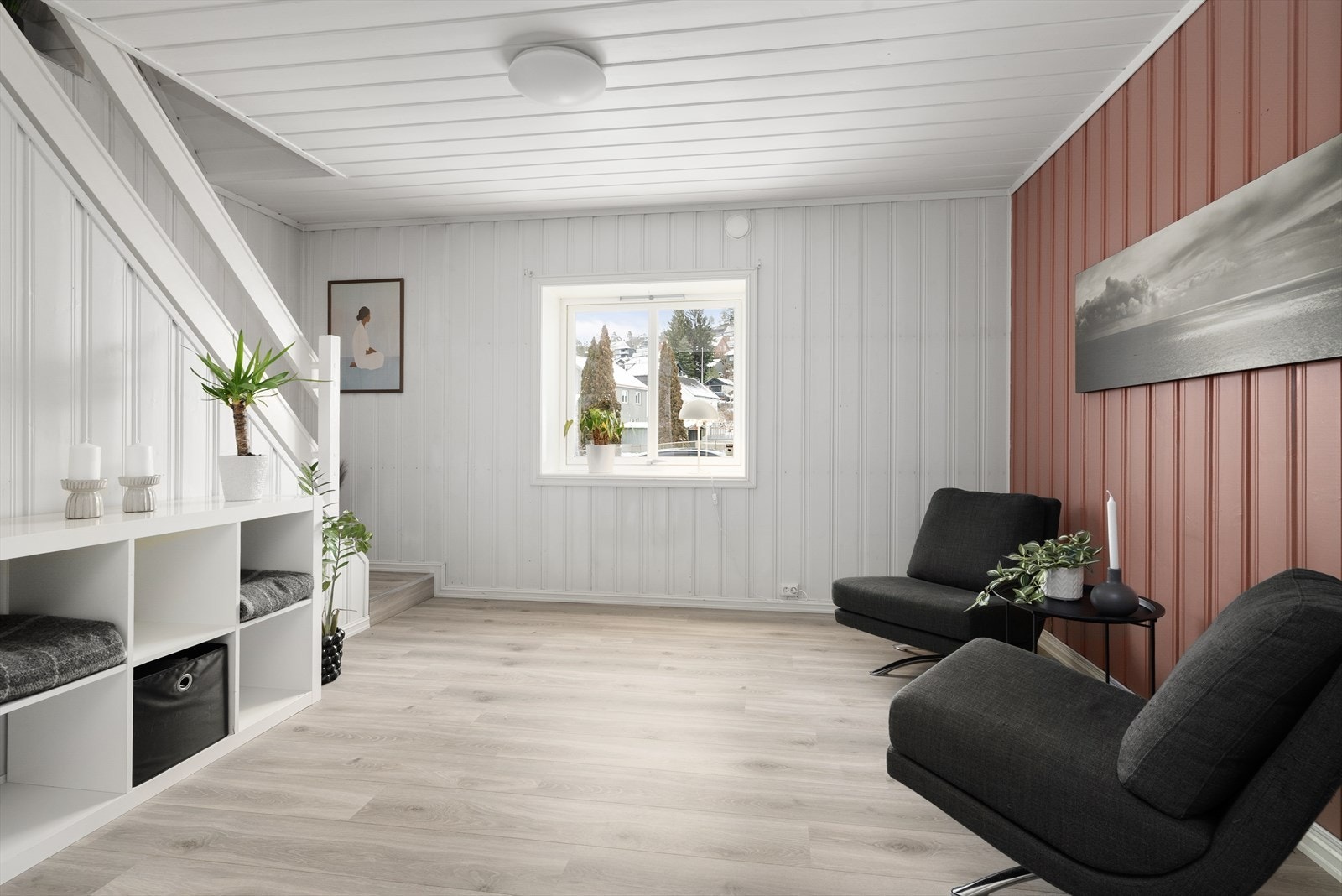 Tidligere soverom i 1. etasje, som i dag benyttes som hall med malt tretrapp til 2. etasje. Det er foretatt takløft og ombygging av loft i 2017. Galleribilde