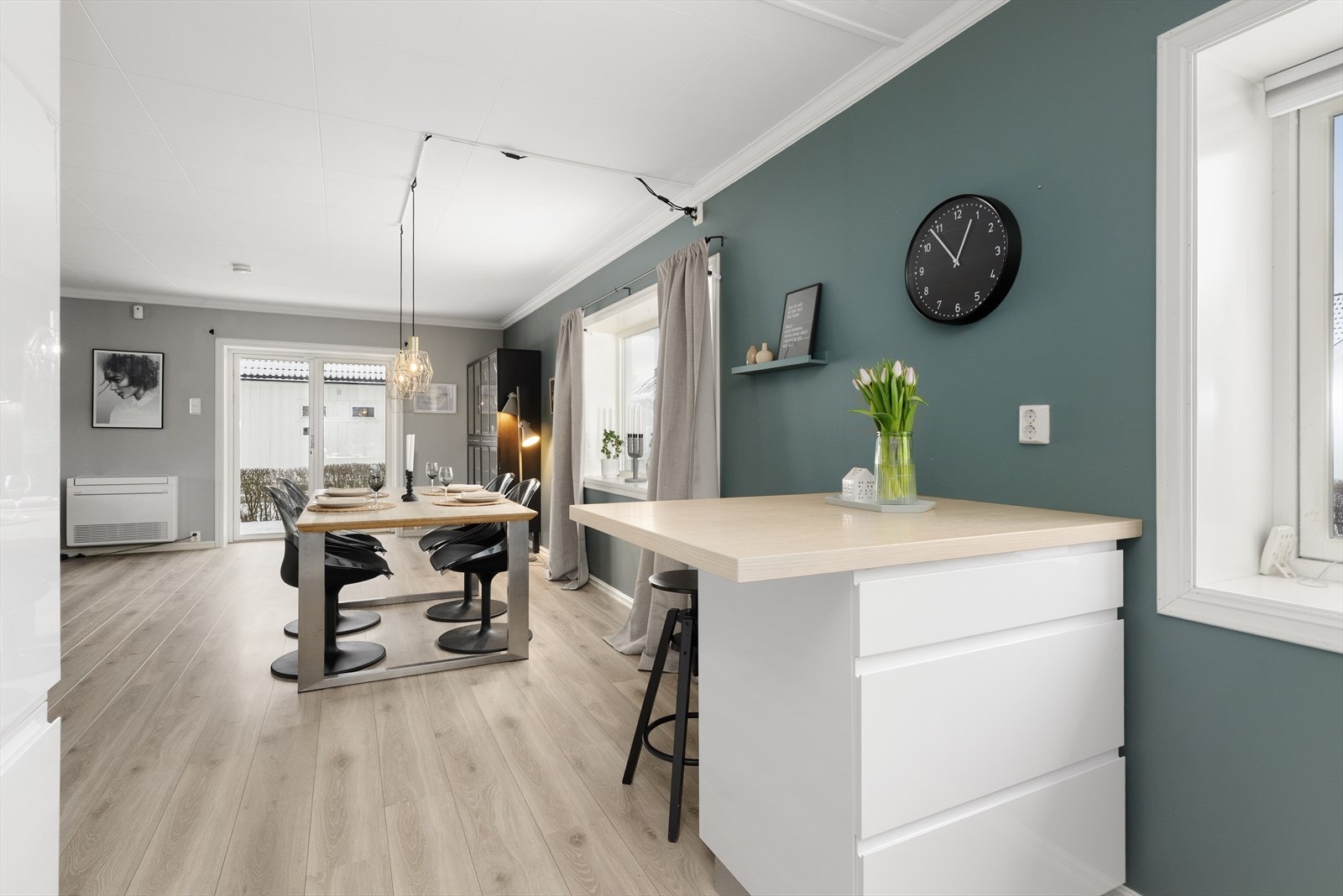 Det er etablert en hyggelig kjøkkenøy ut mot spisestuen, med oppbevaringsskuffer og fin spiseplass. Her er det hyggelig å lage mat! Galleribilde