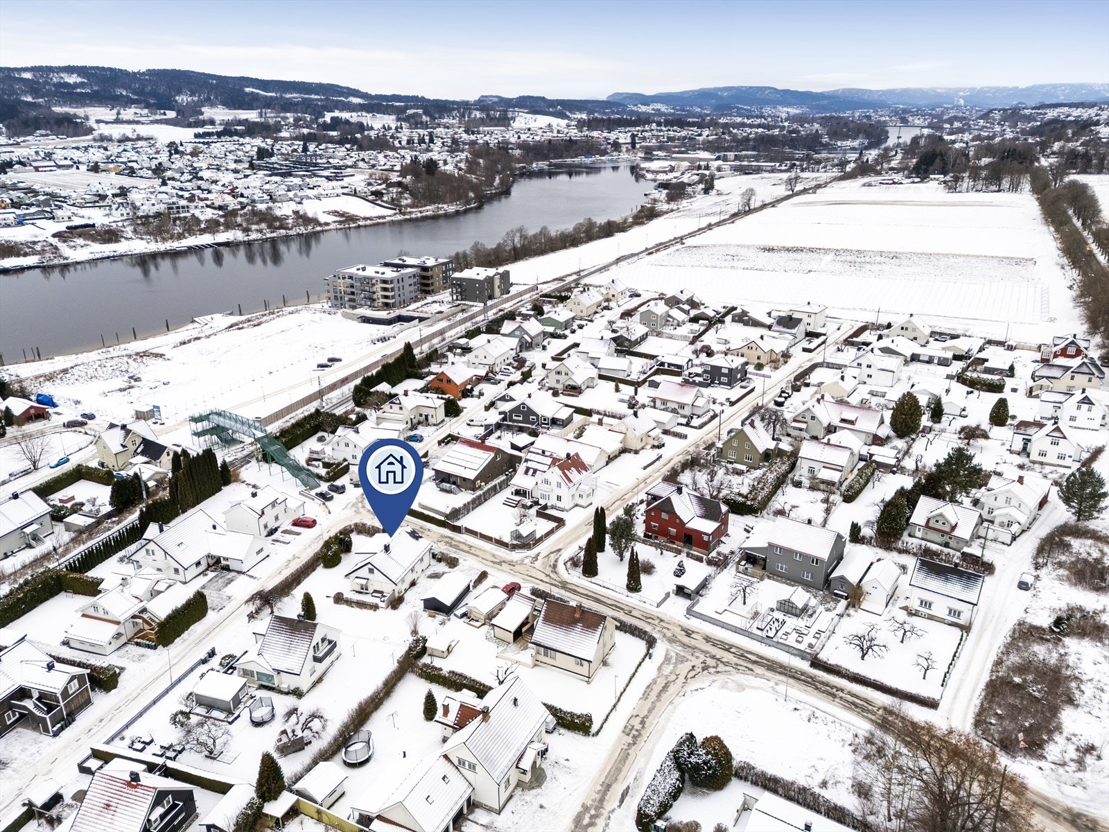 I nærområdet finnes det flere barnehager, og det er kort vei til Borge skole med 1.-7. trinn, samt Kjølnes ungdomsskole. Galleribilde
