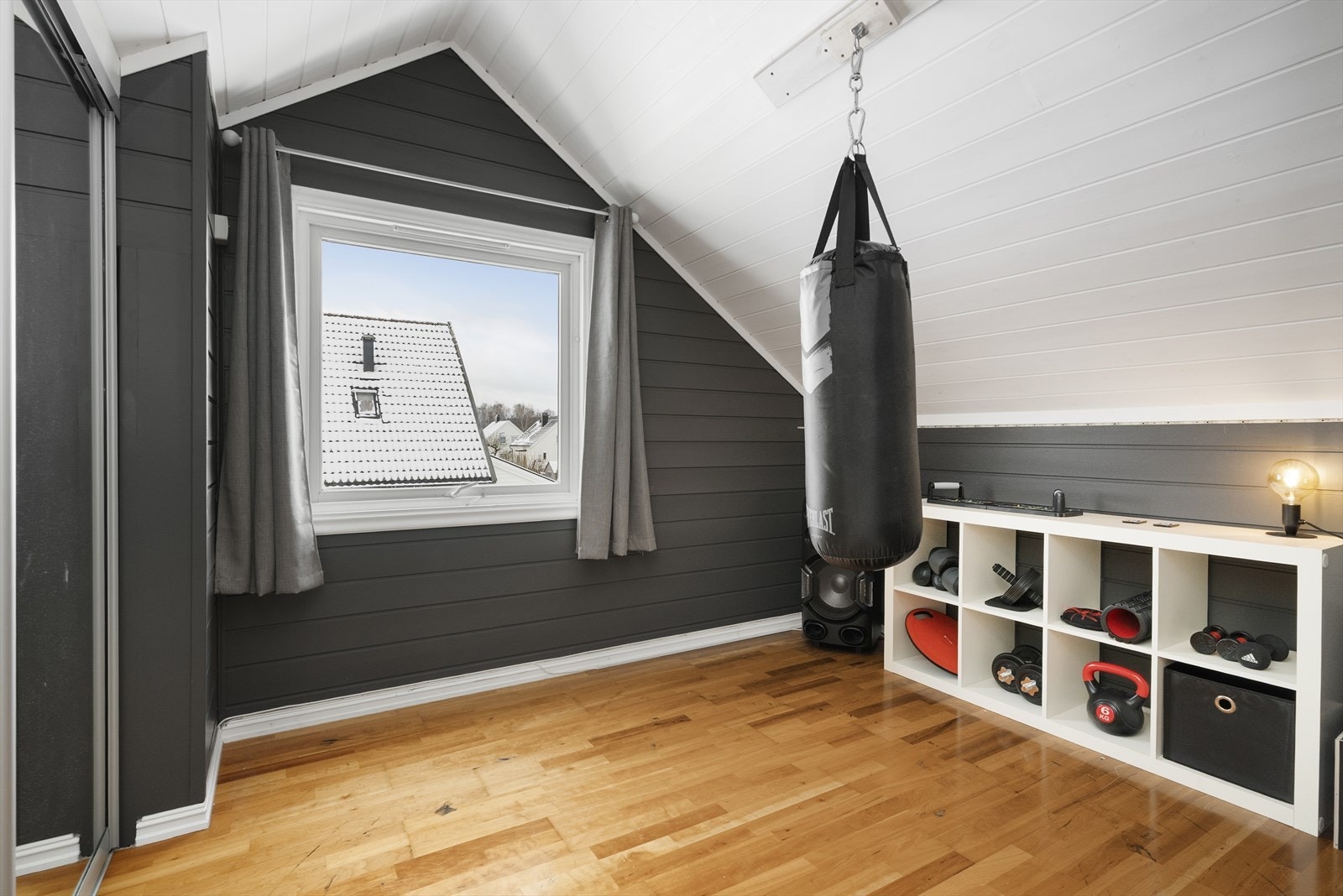 Det tredje soverommet i 2. etasje er romslig, og benyttes i dag som treningsrom. Her er det eldre overflater og praktisk skyvedørsgarderobe. Galleribilde