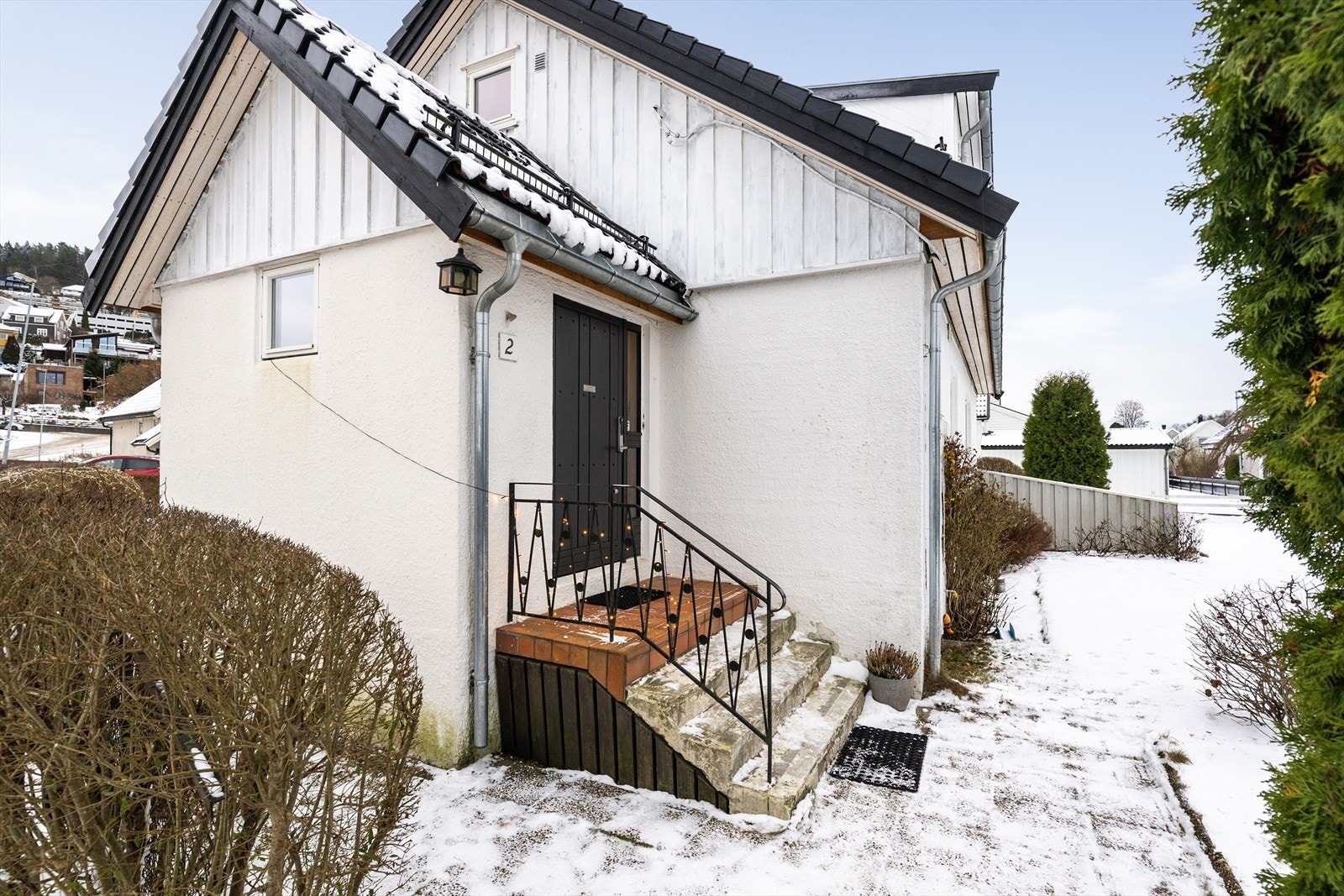 Romslig tomt med stor og fin hage, opparbeidet med plen og prydvekster. Langs tomtegrenser er det stedvis plantet hekk og oppført gjerde. Galleribilde