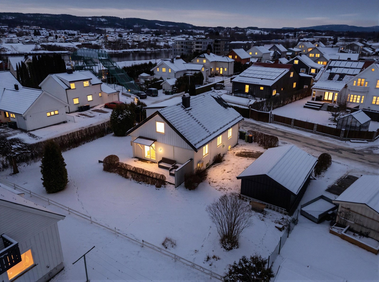 Flott og solid enebolig med attraktiv og sentrumsnær beliggenhet på Osebakken! Bildet er redigert for å fremheve stemningen på kveldstid. Faktiske lysforhold kan variere. Galleribilde