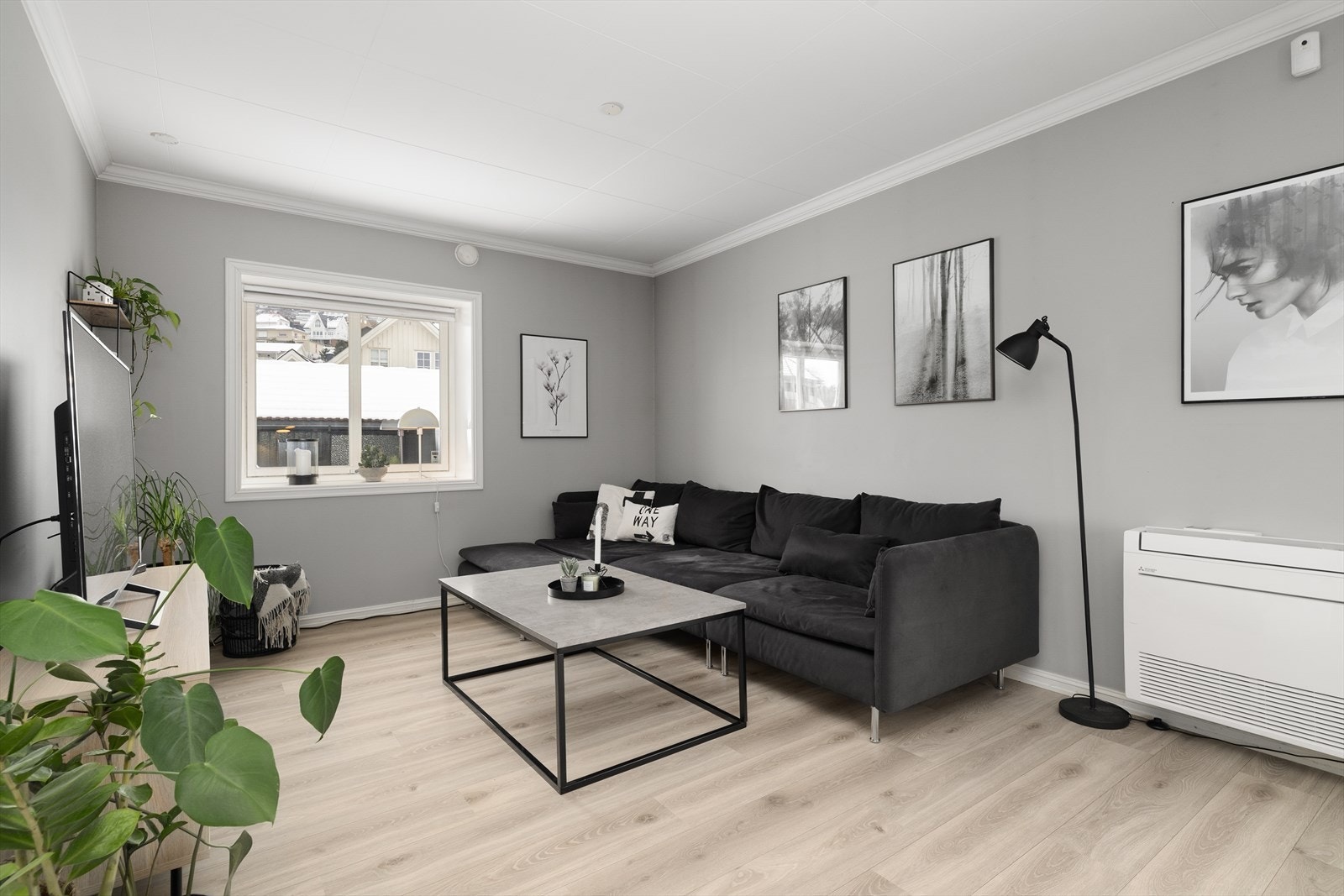 Stuen er påkostet nye vinduer og terrassedør med lås/brems, samt varmepumpe i 2017. Mursteinspipe med mulighet for å installere vedovn. Galleribilde