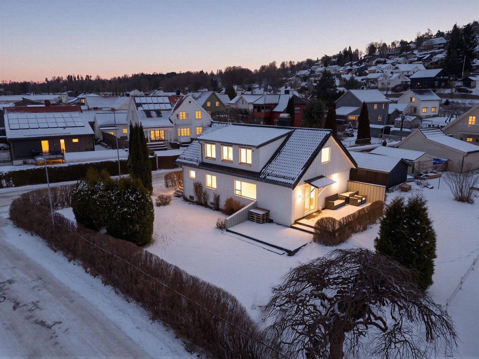 EiendomsMegler1 v/Reidun Dahl presenterer Mellomgata 2!
Bildet er redigert for å fremheve stemningen på kveldstid. Faktiske lysforhold kan variere. Foto: Inbovi. Galleribilde
