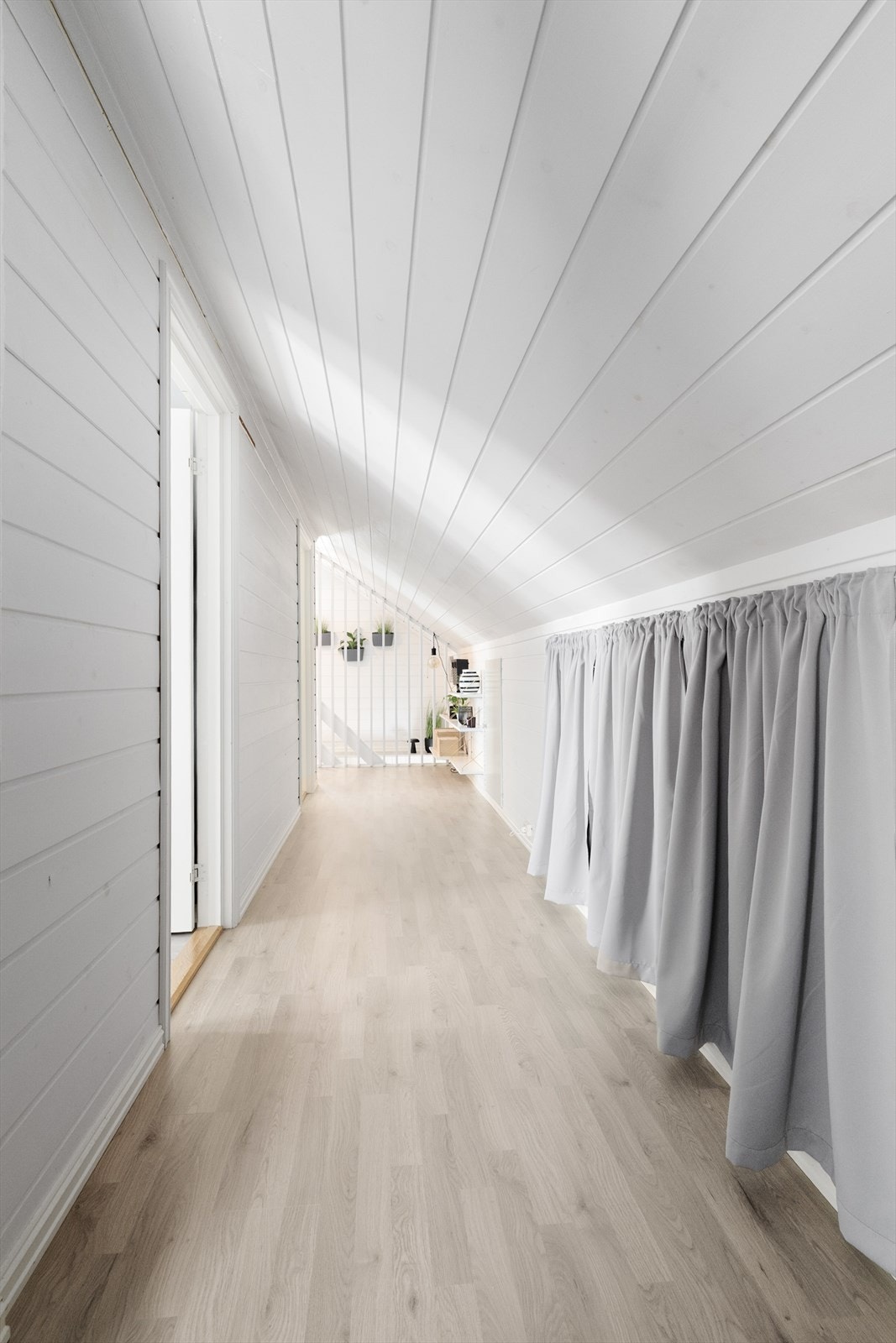 Gang i 2. etasje med mulighet for oppbevaring i kneveggene. Fra gangen er det adkomst til toalettrom og de tre soverommene i denne etasjen. Galleribilde
