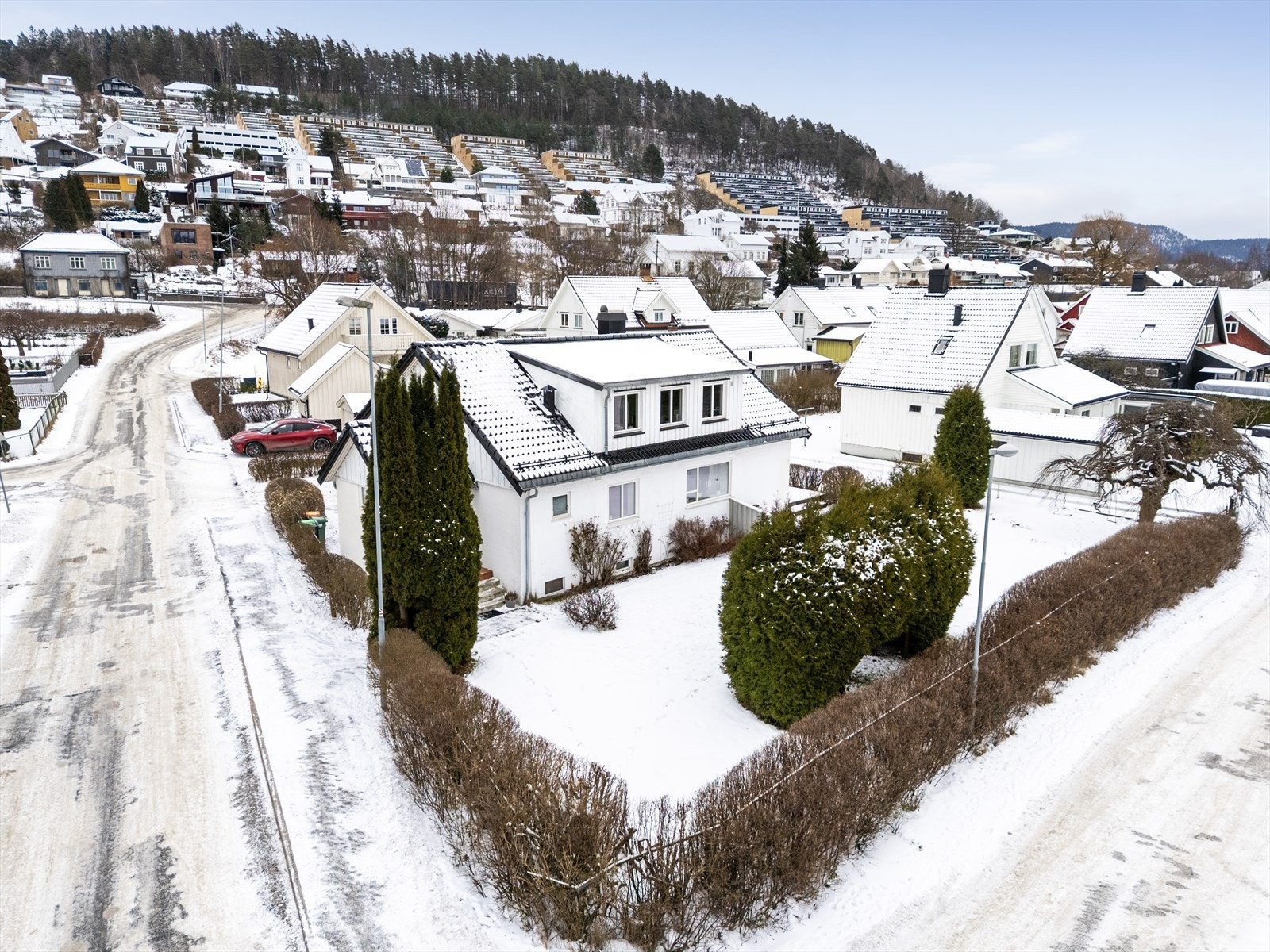 Eiendommen har en fin og sentrumsnær beliggenhet på Osebakken, med stor hage og solrik terrasse mot syd og vest. Kort vei til byen! Galleribilde
