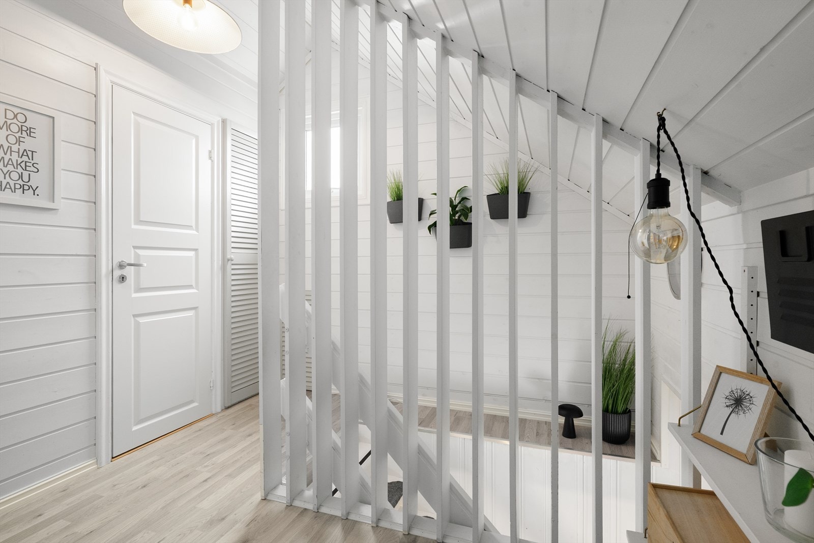 Boligens 2. etasje (loft) har skråtak og knevegger på rommene som ikke har oppløft. Noen takhøyder er under 1.90, blant annet i gang i 2. etasje. Galleribilde