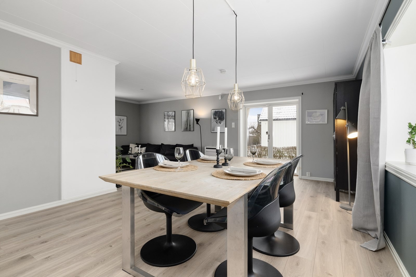 Pen og romslig vinkelstue med åpen kjøkkenløsning, gode vindusflater og dobbel terrassedør til stor, solrik terrasse mot syd og vest. Galleribilde