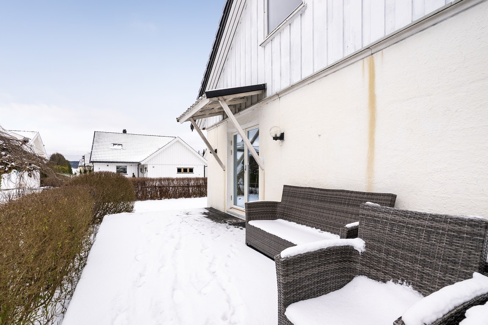 Til boligen er det oppført en stor og hyggelig terrasse mot syd og vest, med adkomst fra stuen via dobbel terrassedør fra 2017. Galleribilde