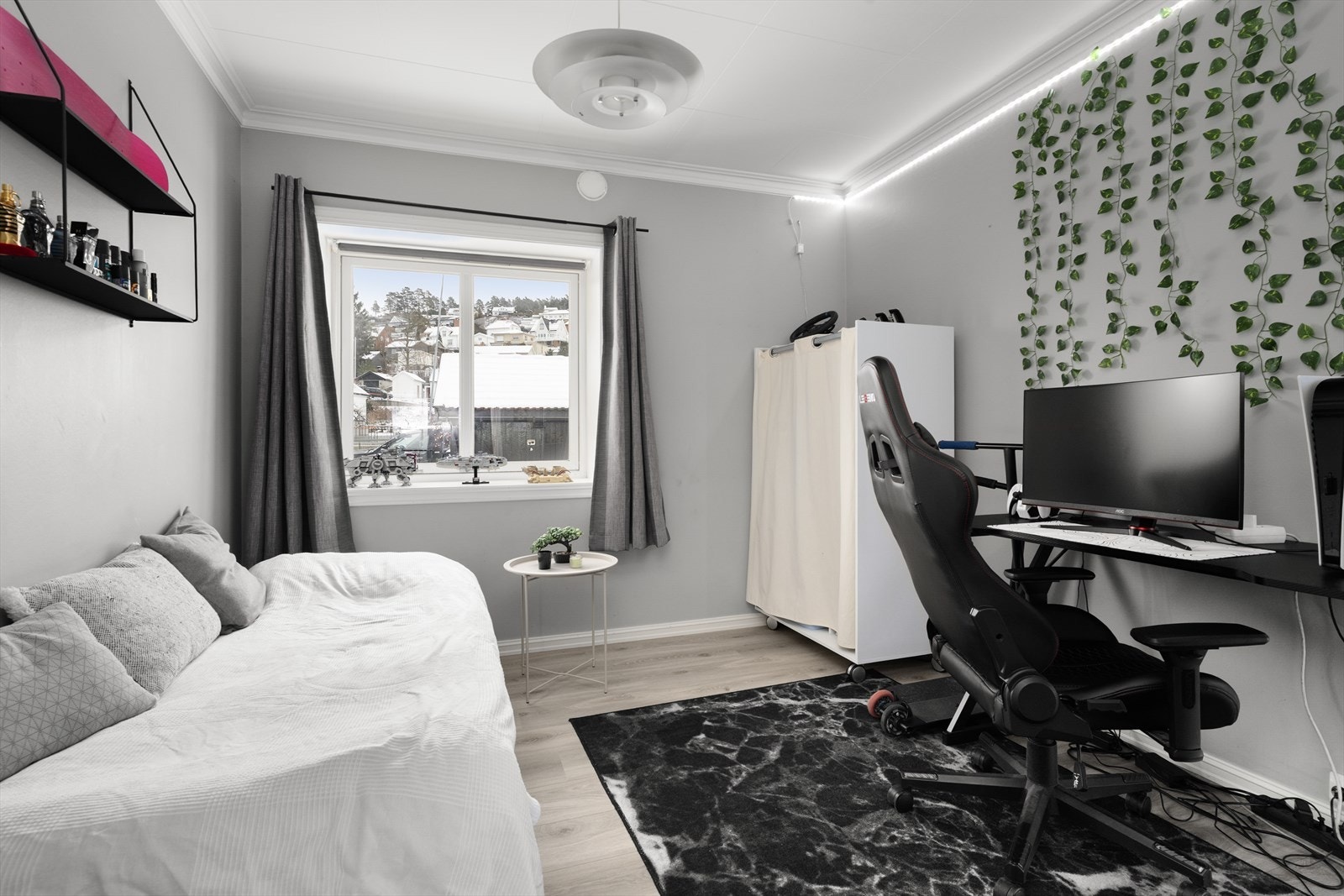 Soverommet i 1. etasje er av god størrelse, med pene overflater og god plass til soveromsmøbler. Laminat på gulv og malte veggflater. Galleribilde