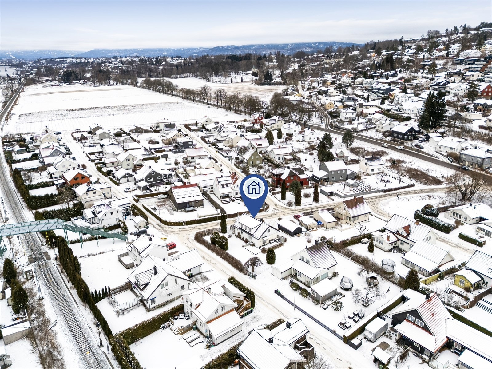 På Kjølnes er det også opparbeidet et stort og flott idrettsanlegg. Området har for øvrig nærhet til flere flotte tur- og rekreasjonsområder. Galleribilde