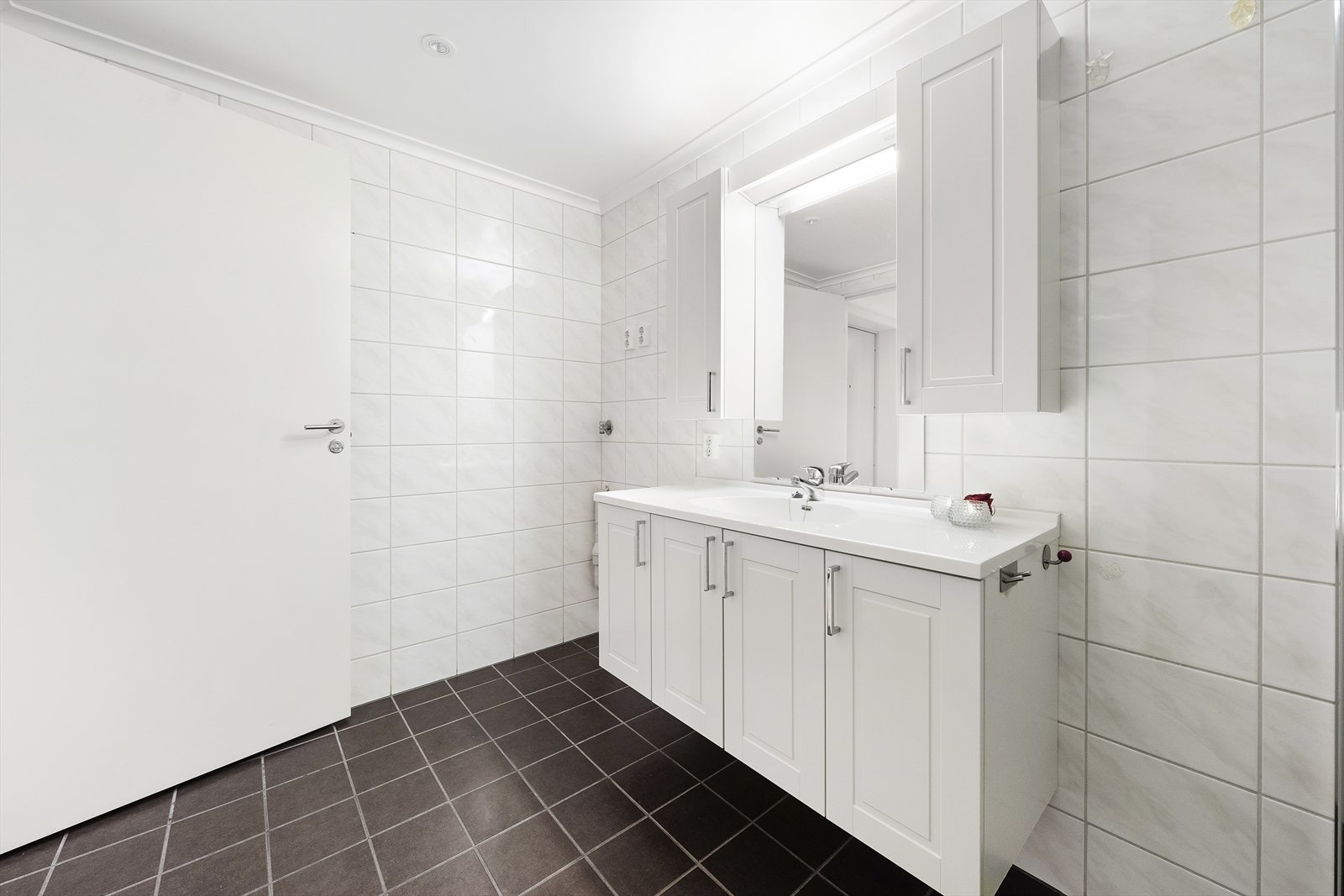 Stort flislagt bad/wc/vaskerom Galleribilde