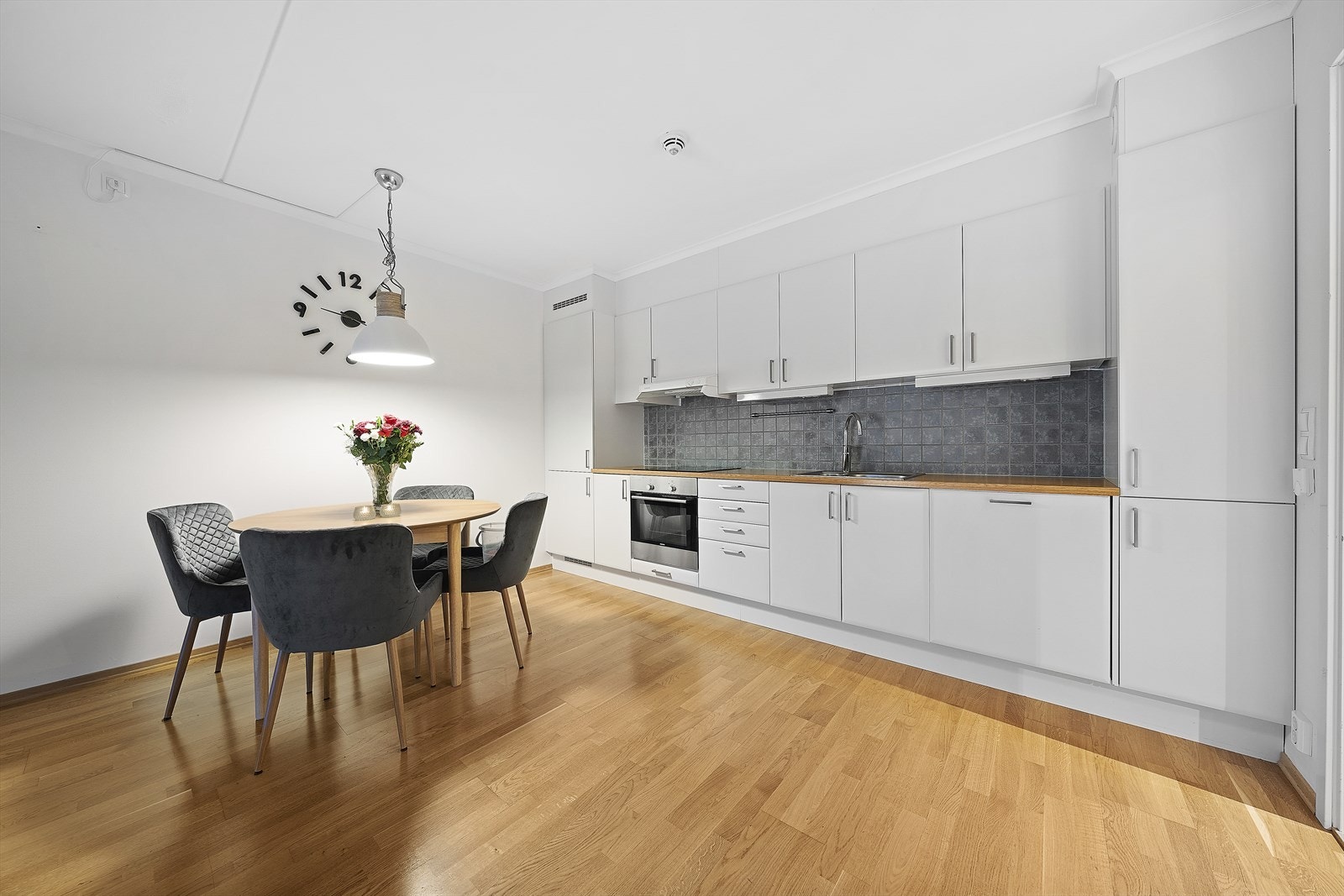 Kjøkken og spiseplass. Galleribilde