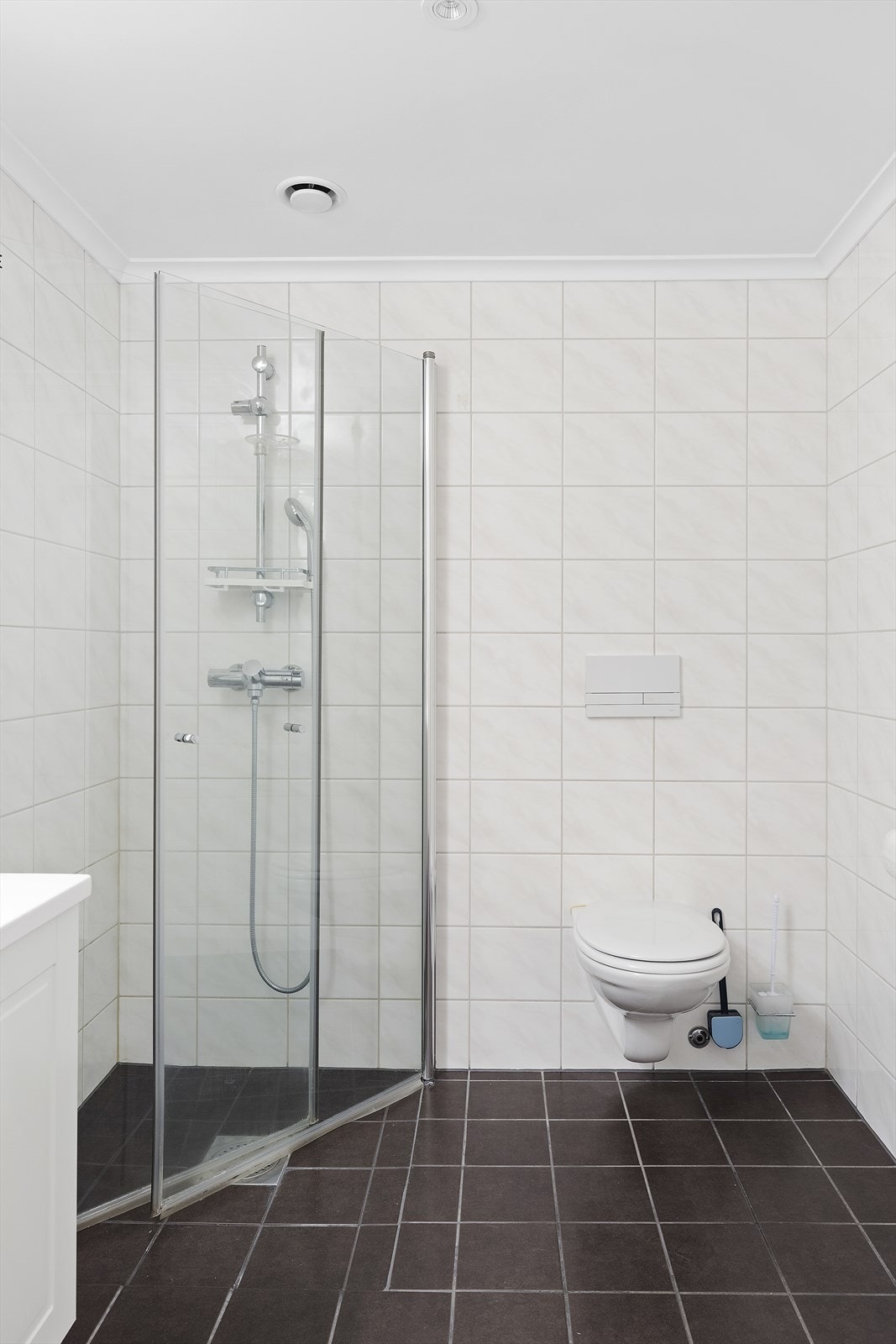 Stort flislagt bad/wc/vaskerom Galleribilde