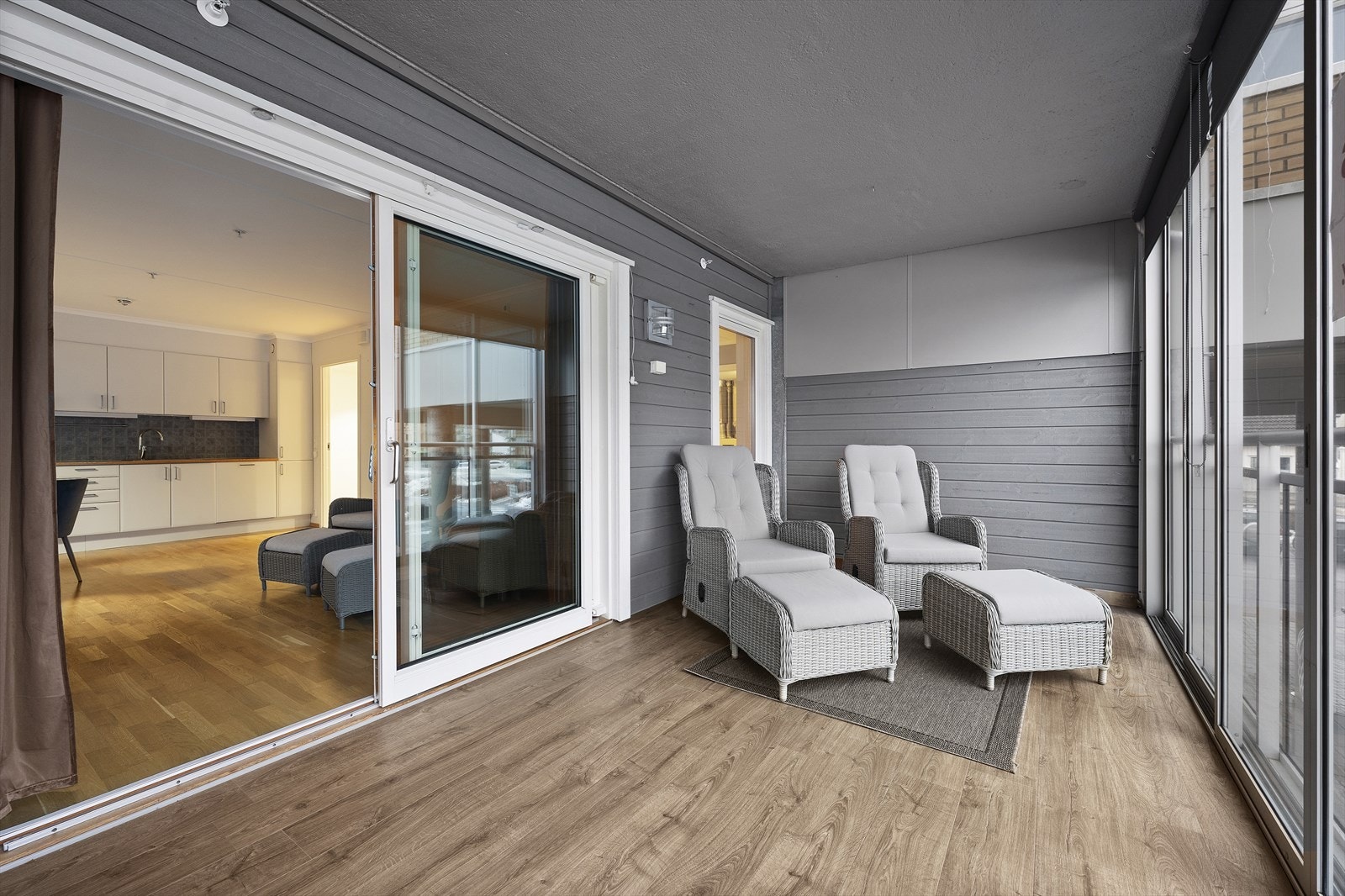 Romslig veranda med utsikt mot sjøen og flotte fellesområder. Galleribilde