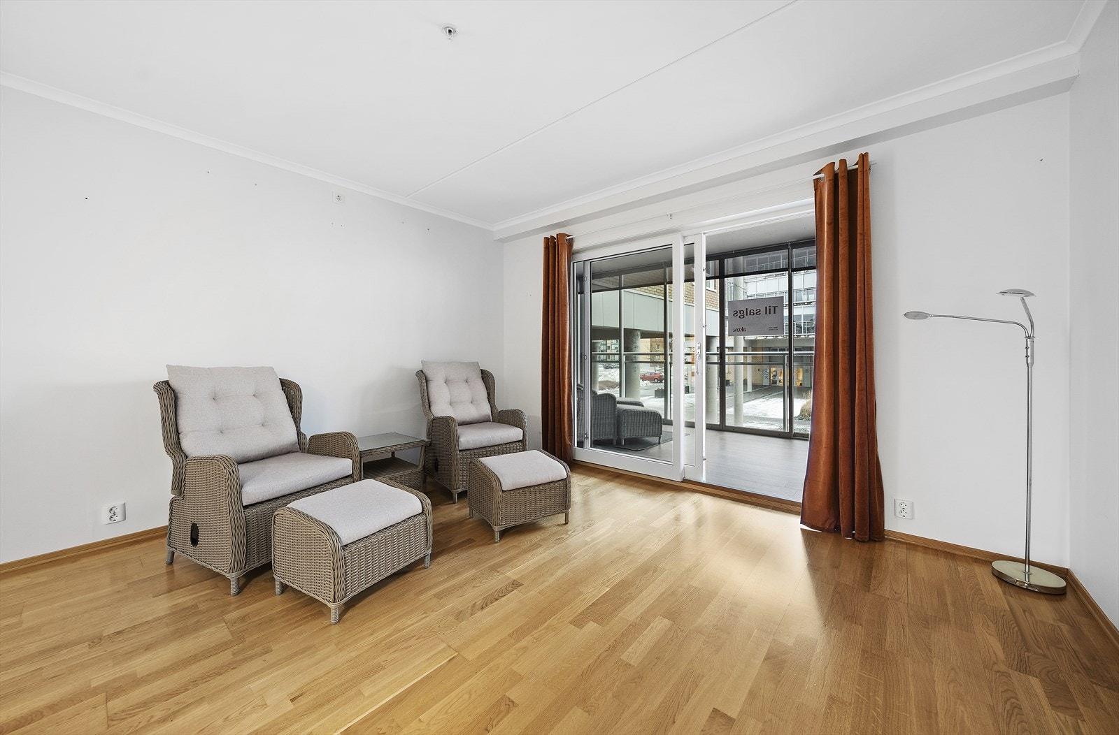 Stue med utgang til innglasset veranda med sjøutsikt Galleribilde